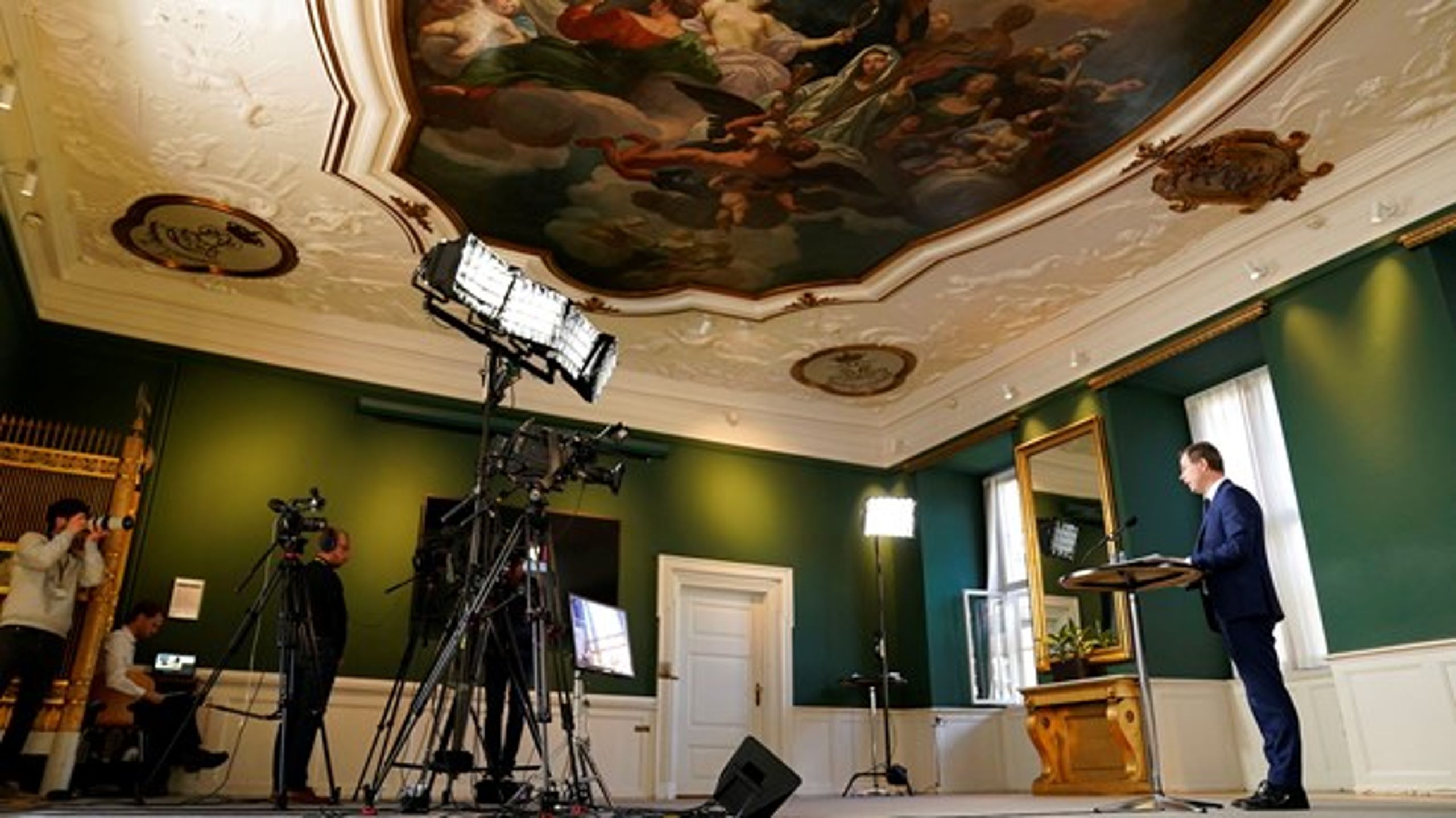 Statens underskud forventes at ramme svimlende 160 milliarder kroner. Alligevel har regeringen omtrent lige så mange penge til at føre politik for de kommende år.