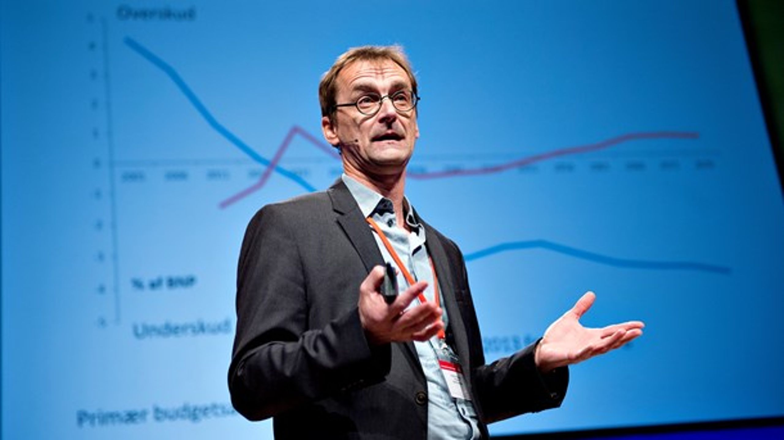 Formanden for den økonomiske ekspertgruppe, Torben M. Andersen, der fremlægger initiativer, som har haft til formål at gennemskueliggøre det danske pensionssystem. Billedet er fra 2014, hvor han var formand for Pensionskommissionen.<br>