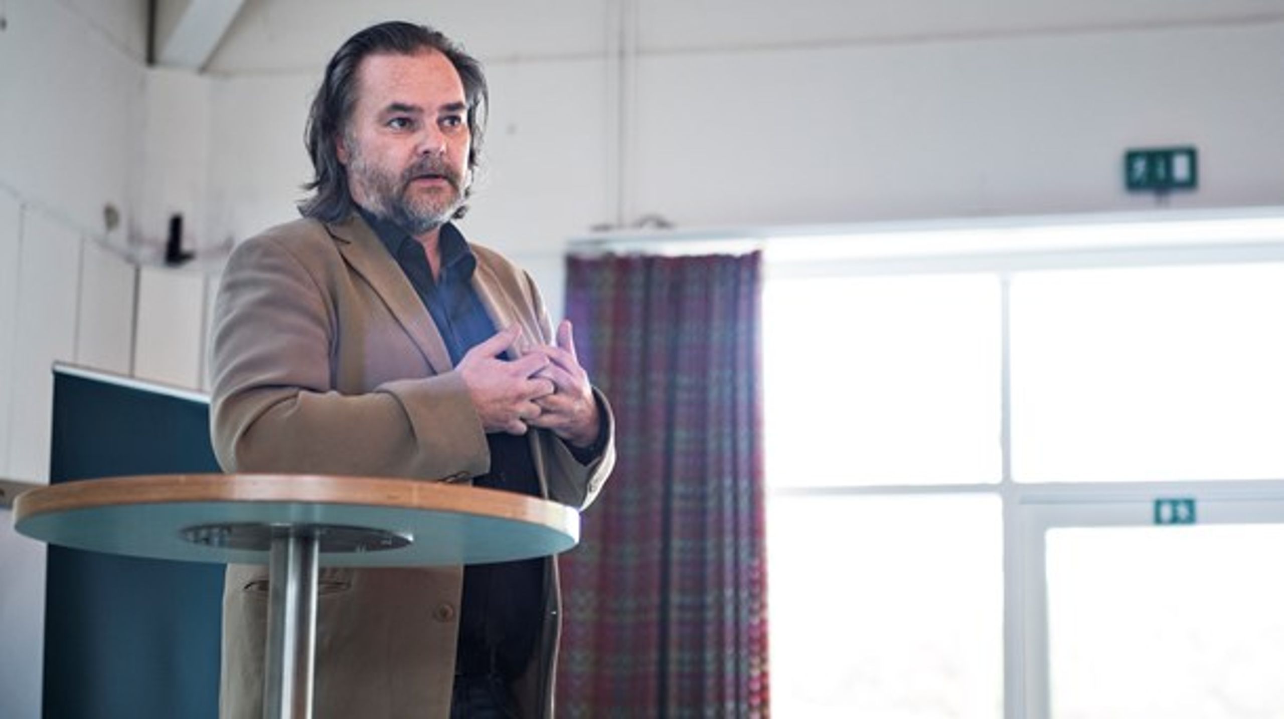 Overvismand Carl-Johan Dalgaard&nbsp;er forsigtig optimist, når det gælder chancen for, at dansk økonomi kommer hurtigt ud af krisen. Men politikerne burde vente med at sende penge ud til borgerne, til hjælpepakkerne er ophørt, så man kan se, om der er behov for at sparke gang i forbruget, lyder anbefalingen.&nbsp;