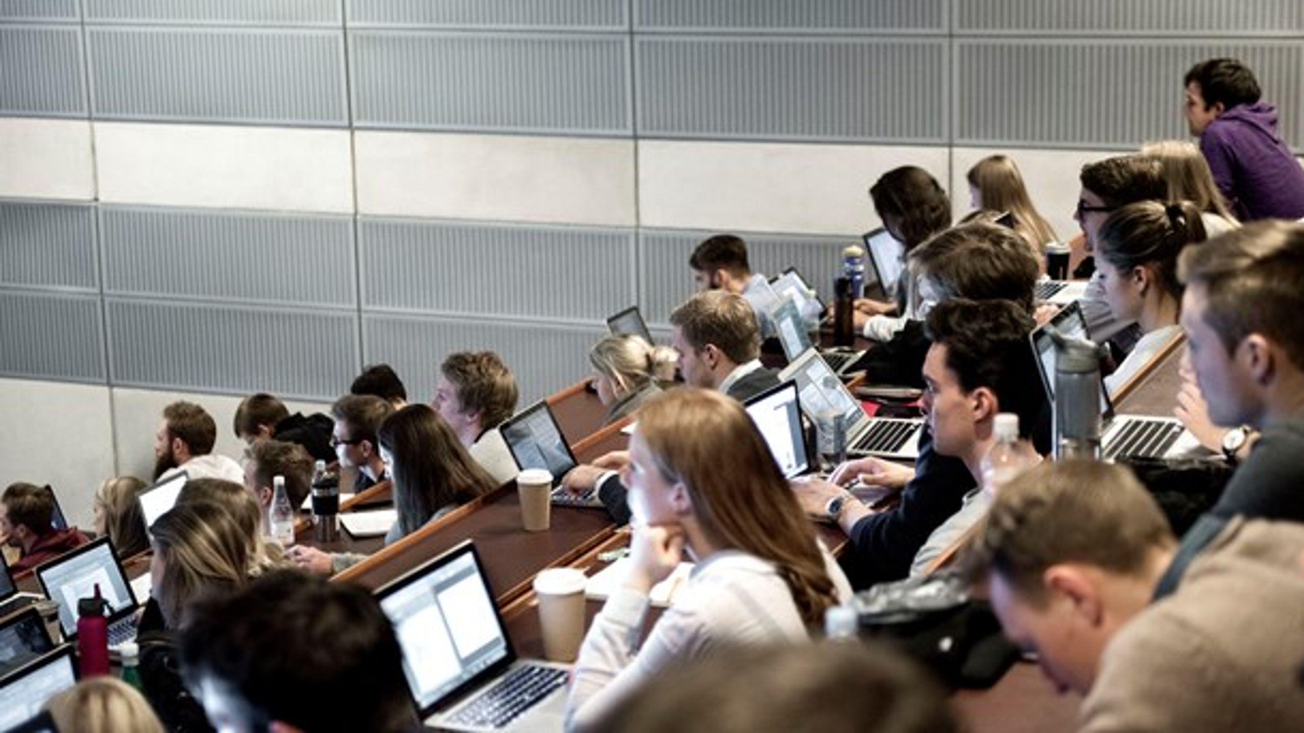 Tiden er kommet til at udvikle en helt ny uddannelse, der kan sikre såvel de rette kompetencer som lysten til at understøtte tilliden i befolkningen, skriver lektor.