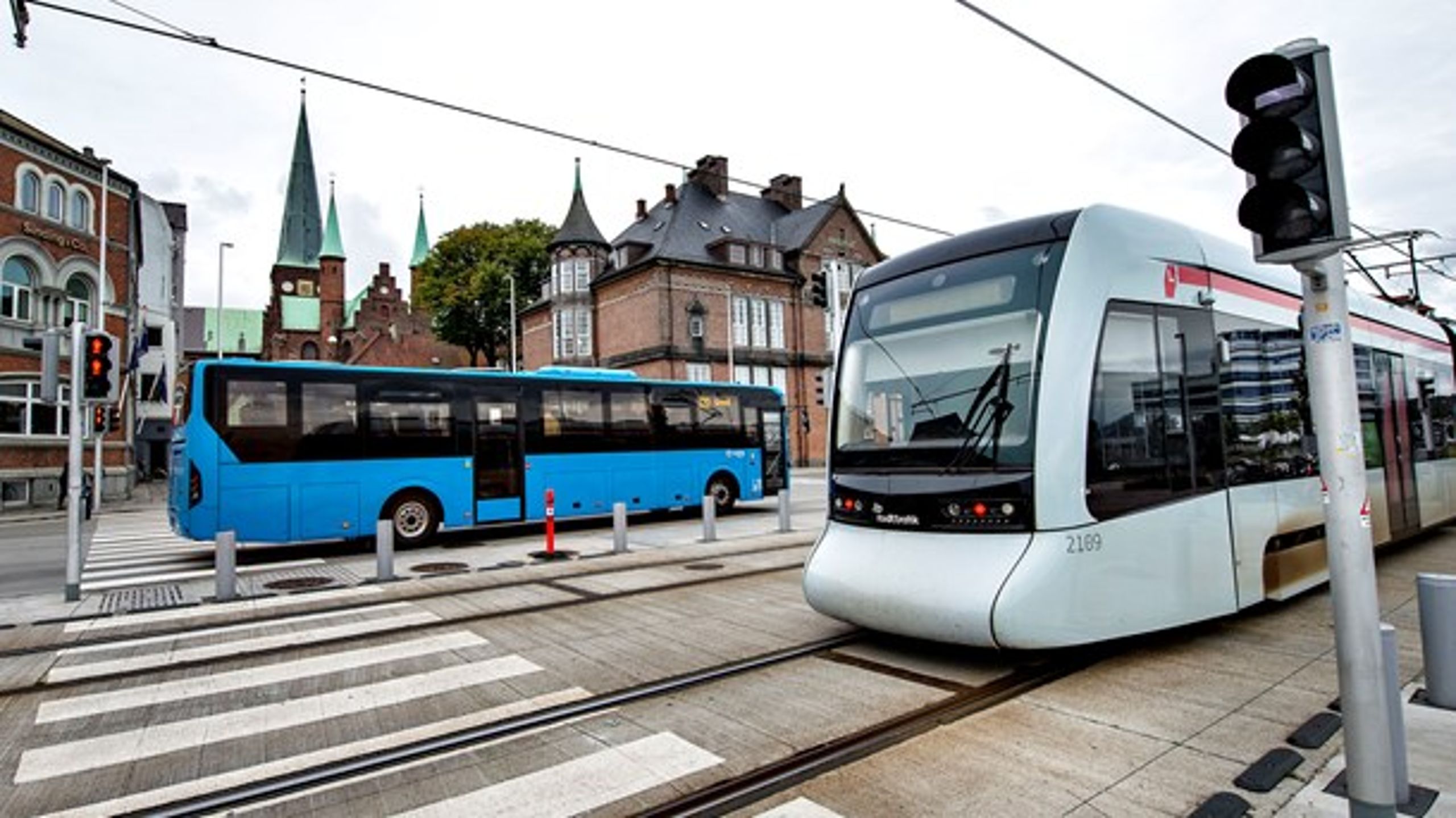 Færre passagerer og ekstra rengøring har påført de&nbsp;regionale trafikselskaber store tab under covid-19-krisen.