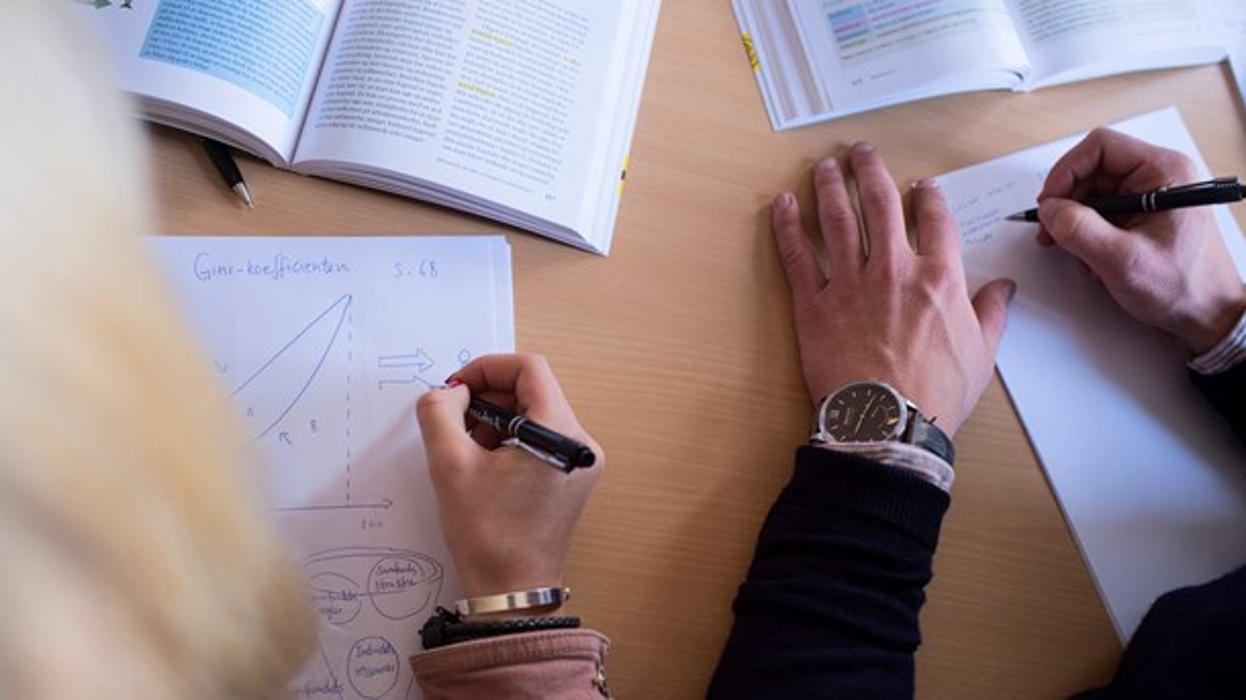 Det fysiske møde er afgørende for både undervisningskvaliteten og den sociale trivsel. Derfor skal den virtuelle undervisning fjernes, skriver Martin Mejlgaard og Ingrid Kjærgaard.