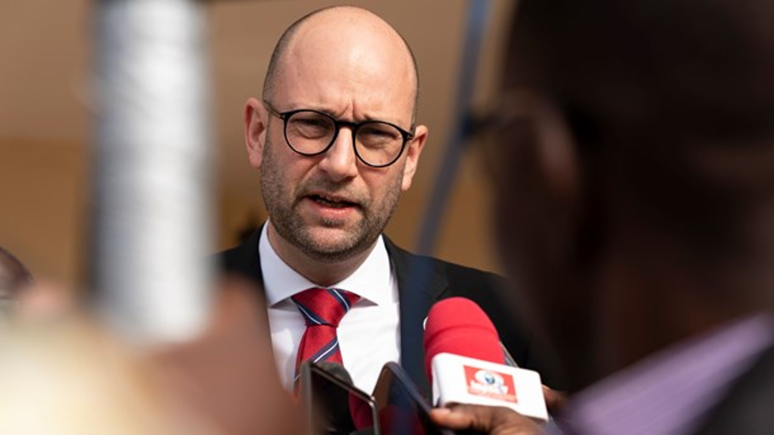 Udviklingsminister Rasmus Prehn (S) får færre penge at fordele til verdens fattigste næste år, erkender han.&nbsp;