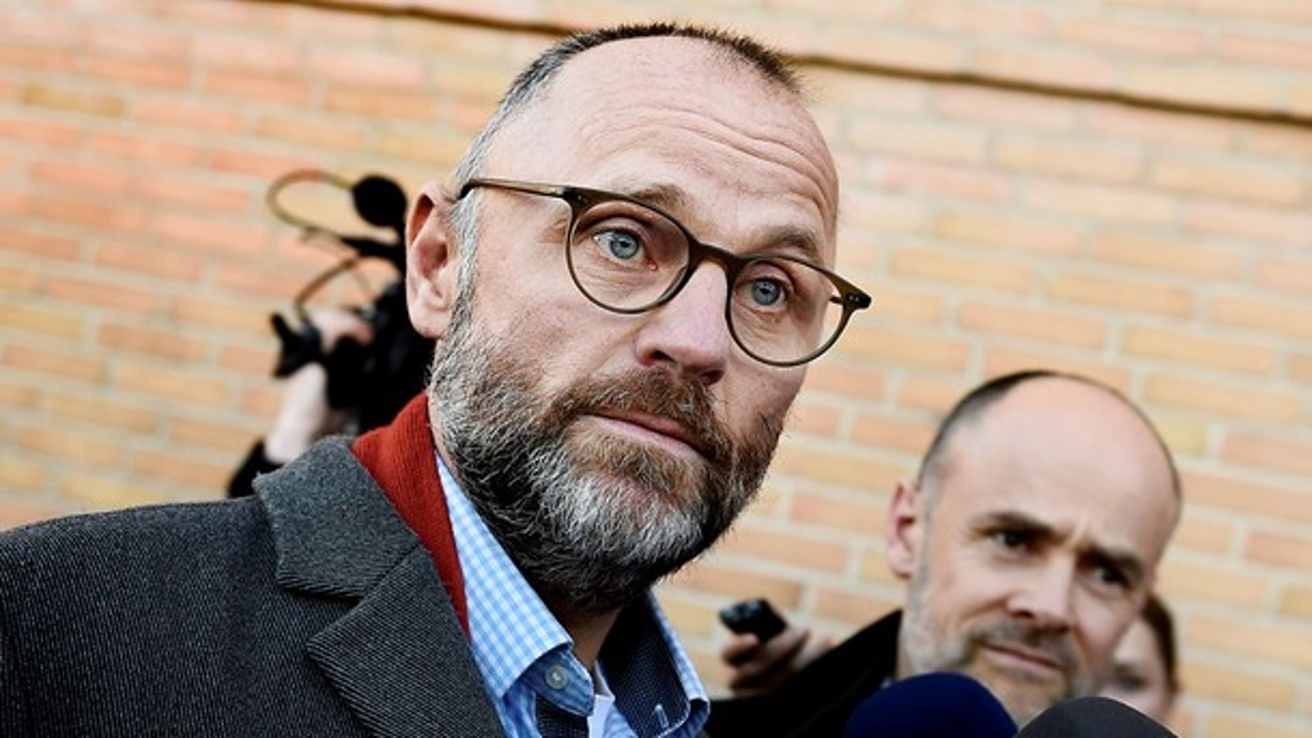 <div>&nbsp;I 2016 måtte Henrik Qvortrup måtte som følge af den såkalte "tys-tys-sag" forlade posten som redaktør på Se og Hør. Nu vender han tilbage til redaktørposten på B.T.</div>