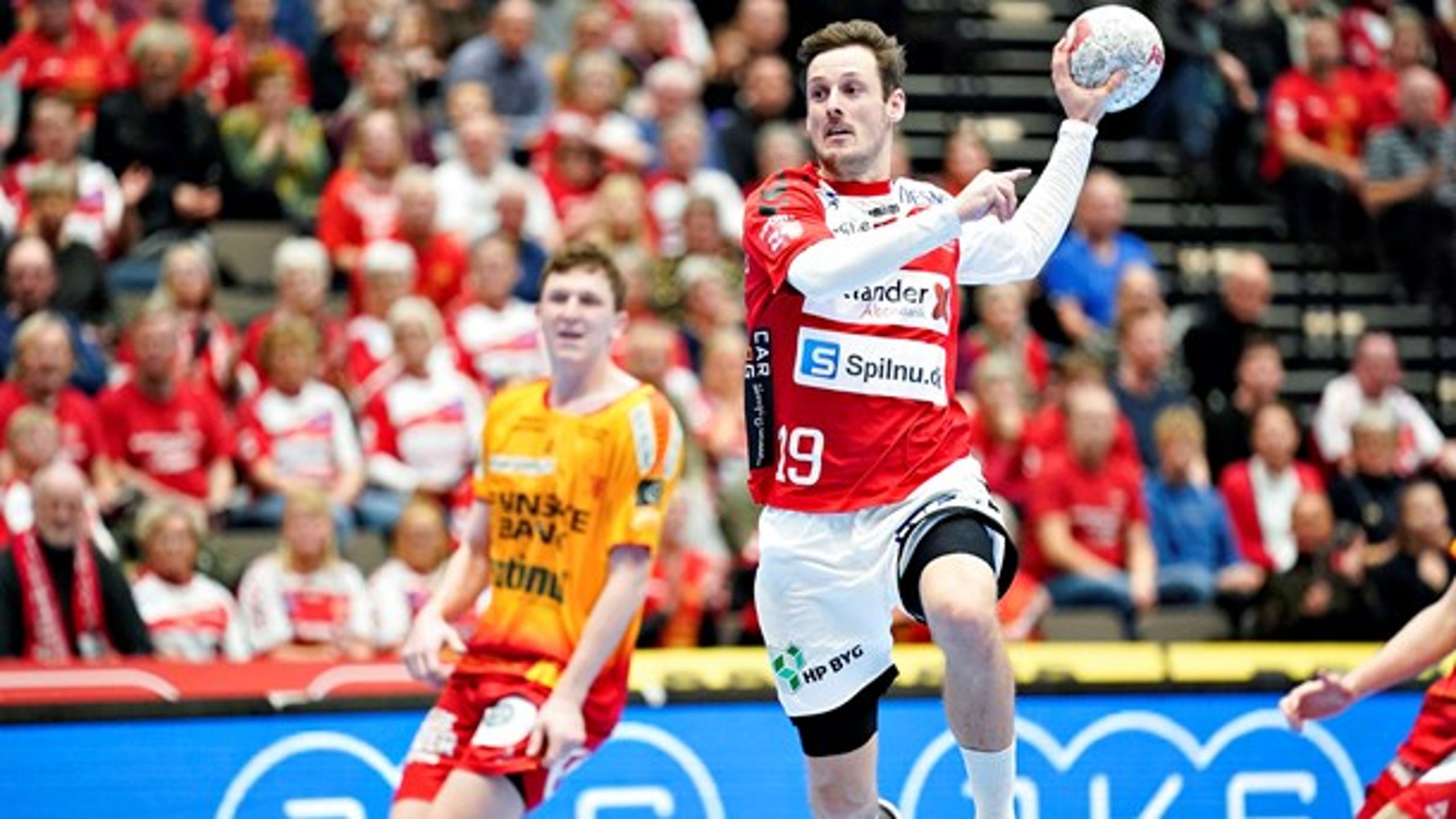 Der må højst være 500 tilskuere til professionelle håndboldkampe, og nu betyder de stigende smittetal, at lempelsen af forsamlingsforbuddet bliver sat på pause.&nbsp;