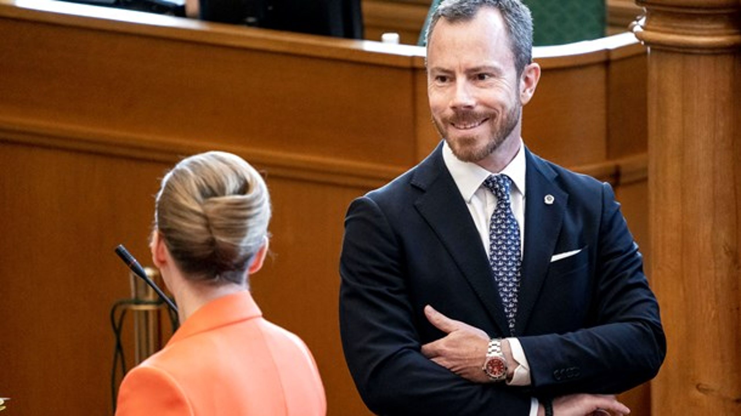 "Jeg synes, danskerne har krav på at vide, hvilket kompas Mette Frederiksen, Søren Brostrøm og Kåre Mølbak pejler efter," skriver Jakob Ellemann-Jensen i et opslag på Facebook. Onsdag skal der forhandles om de næste tiltag i forhold til corona.