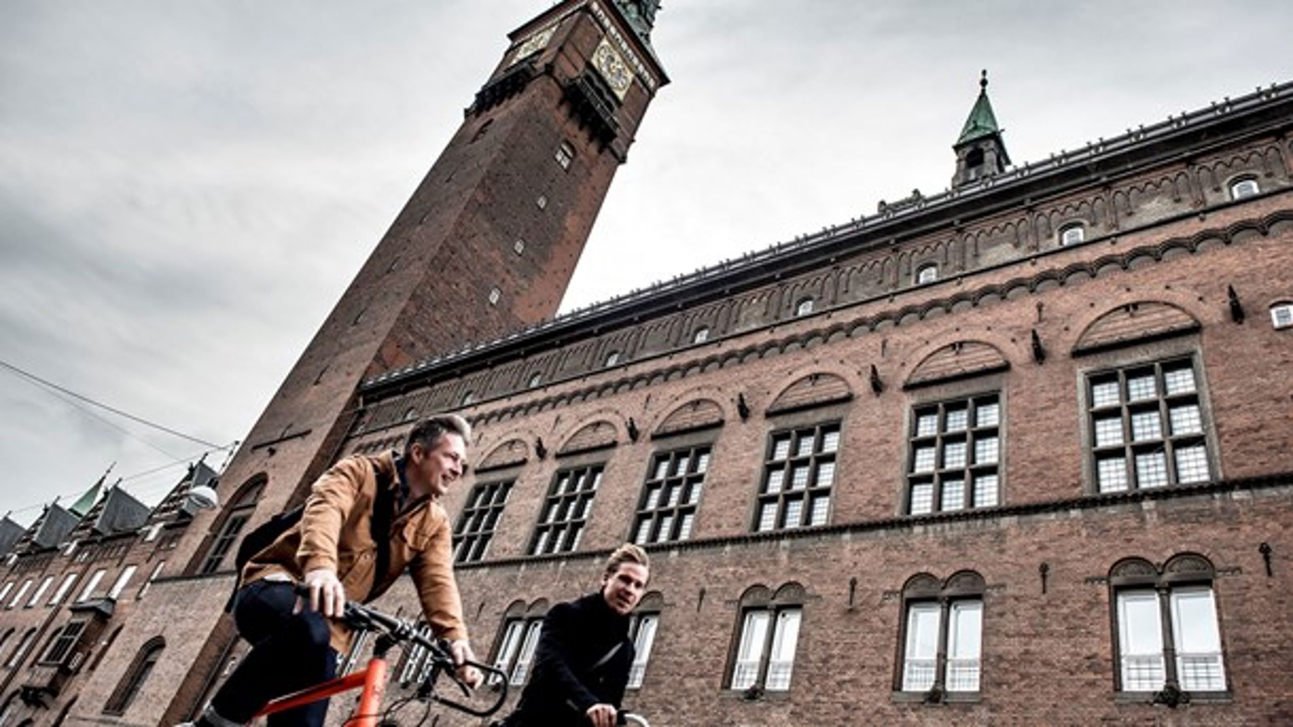 Med over 13 milliarder kroner på bankbogen har Københavns Kommune råd til at indbetale godt to milliarder kroner til den centrale feriefond med det samme. Andre kommuner må gå andre veje.