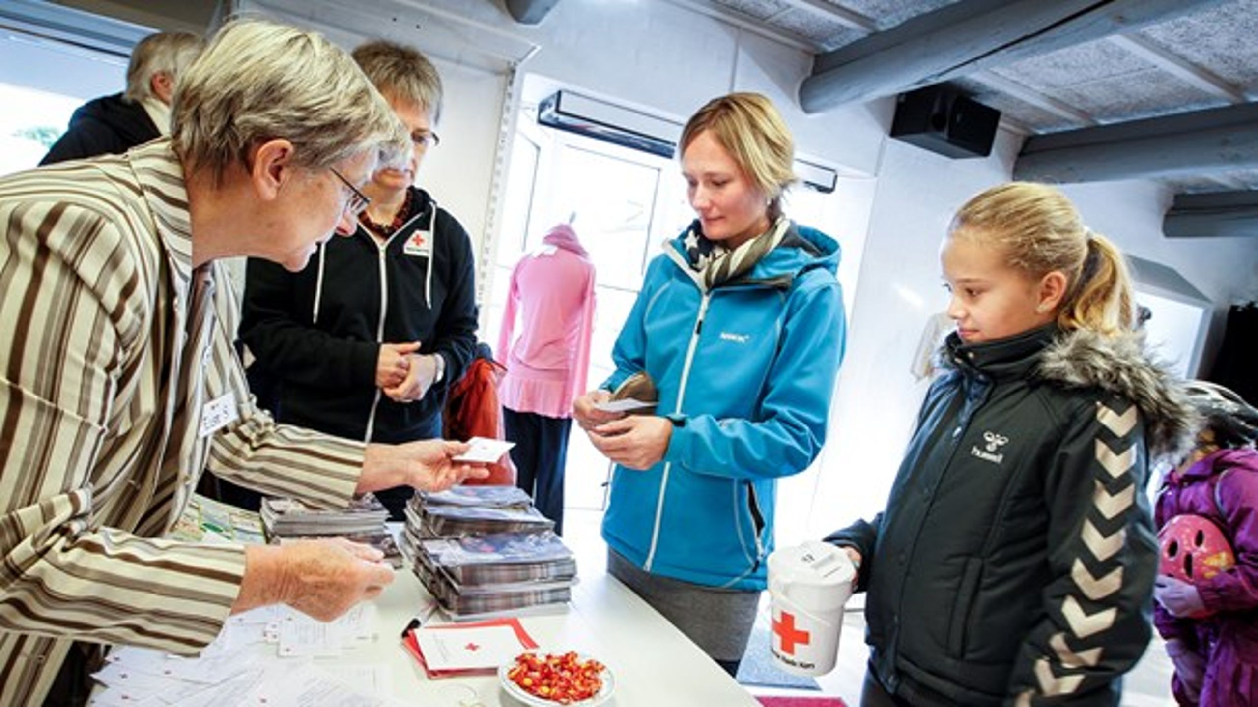 Flere organisationer har måtte aflyse indsamlinger og holde genbrugsbutikker lukkede. Det har givet færre penge i kassen.