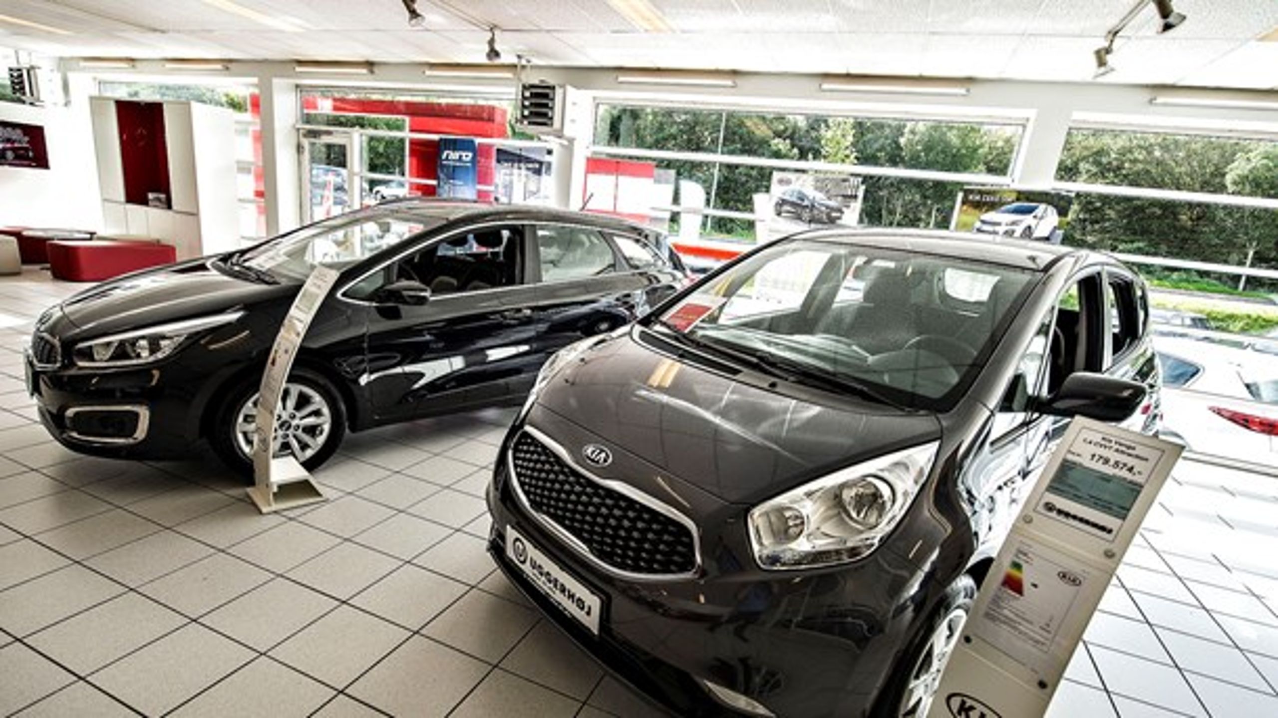 I DI’s model fortsætter de konventionelle biler med de afgifter, vi kender, mens nul- og lavemissionsbiler får en løbende afgift baseret på deres energieffektivitet og vægt.