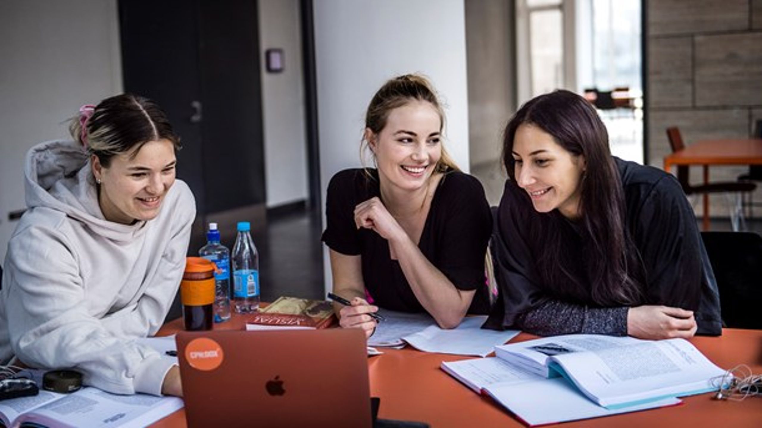 Pædagoguddannelsen er bygget op omkring et alt for langt grundforløb, inden de studerende kan begynde på deres specialisering, mener Socialpædagogerne.<br>