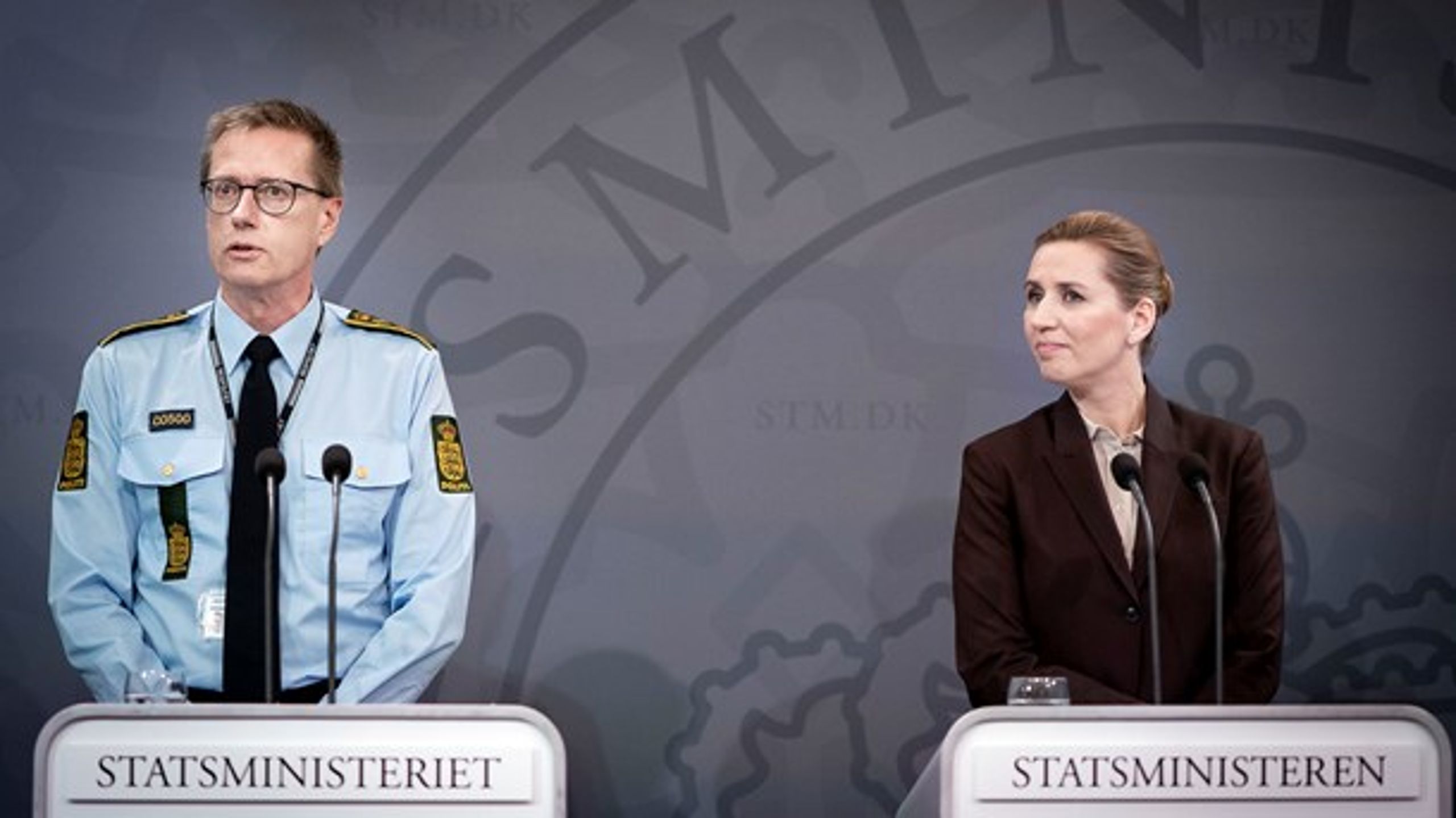 Rigspolitichef Thorkild Fogde (t.v.) flankeret af statsminister Mette Frederiksen (t.h.) ved pressemøde i Statsministeriet 6. marts. Samme dag åbnede rigspolitiet callcenteret med stor hjælp fra Hjemmeværnet.