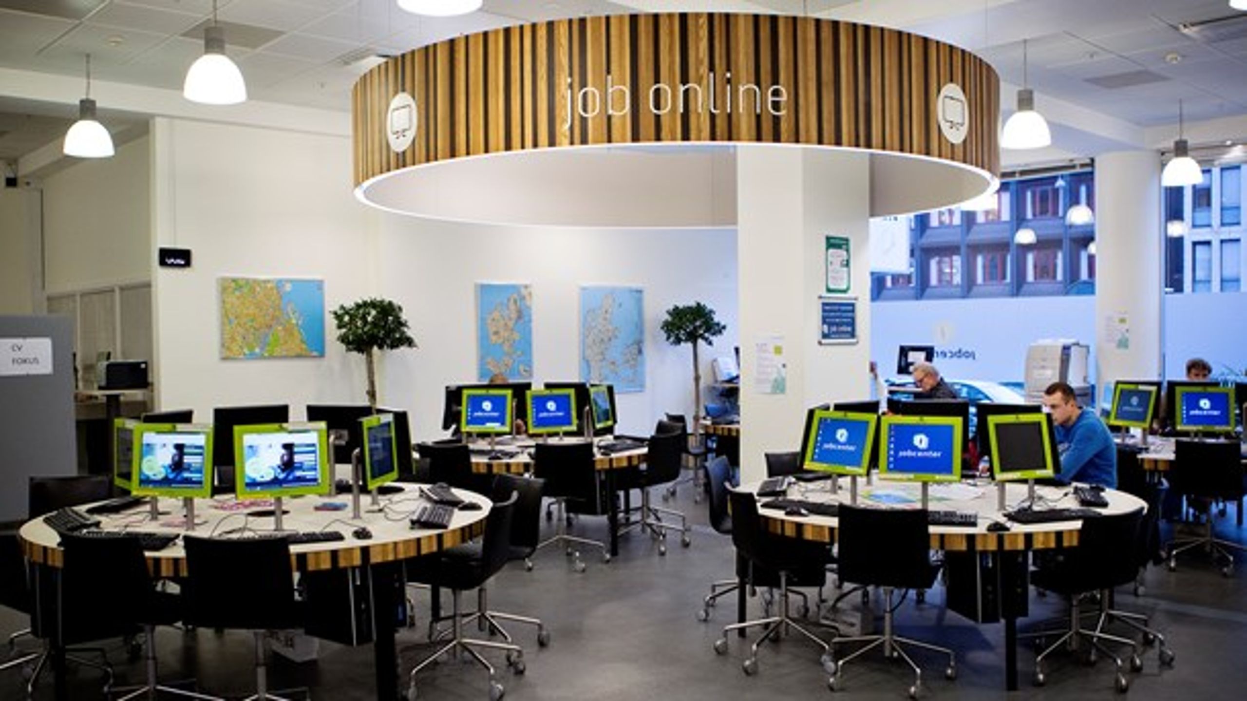 Cirka 40.000 nyuddannede fra de videregående uddannelser står overfor at skulle finde fodfæste på et arbejdsmarked i krise, skriver debattører.&nbsp;