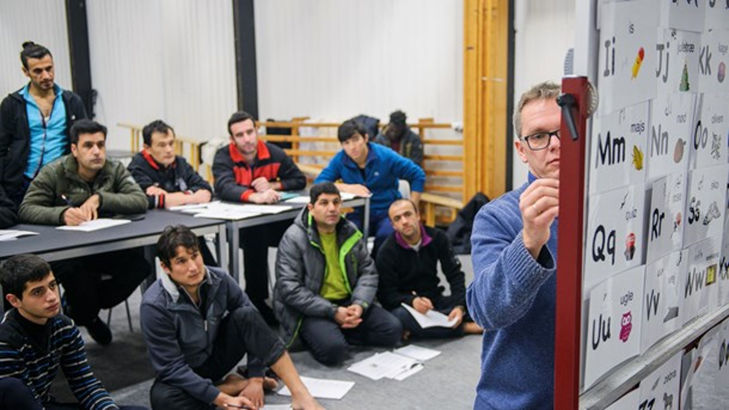 Virksomhedsrettede forløb og faglig og sproglig opkvalificering skal gå hånd i hånd og fungere som en trædesten ind på arbejdsmarkedet, mener analysechef i Ledernes Hovedorganisation.