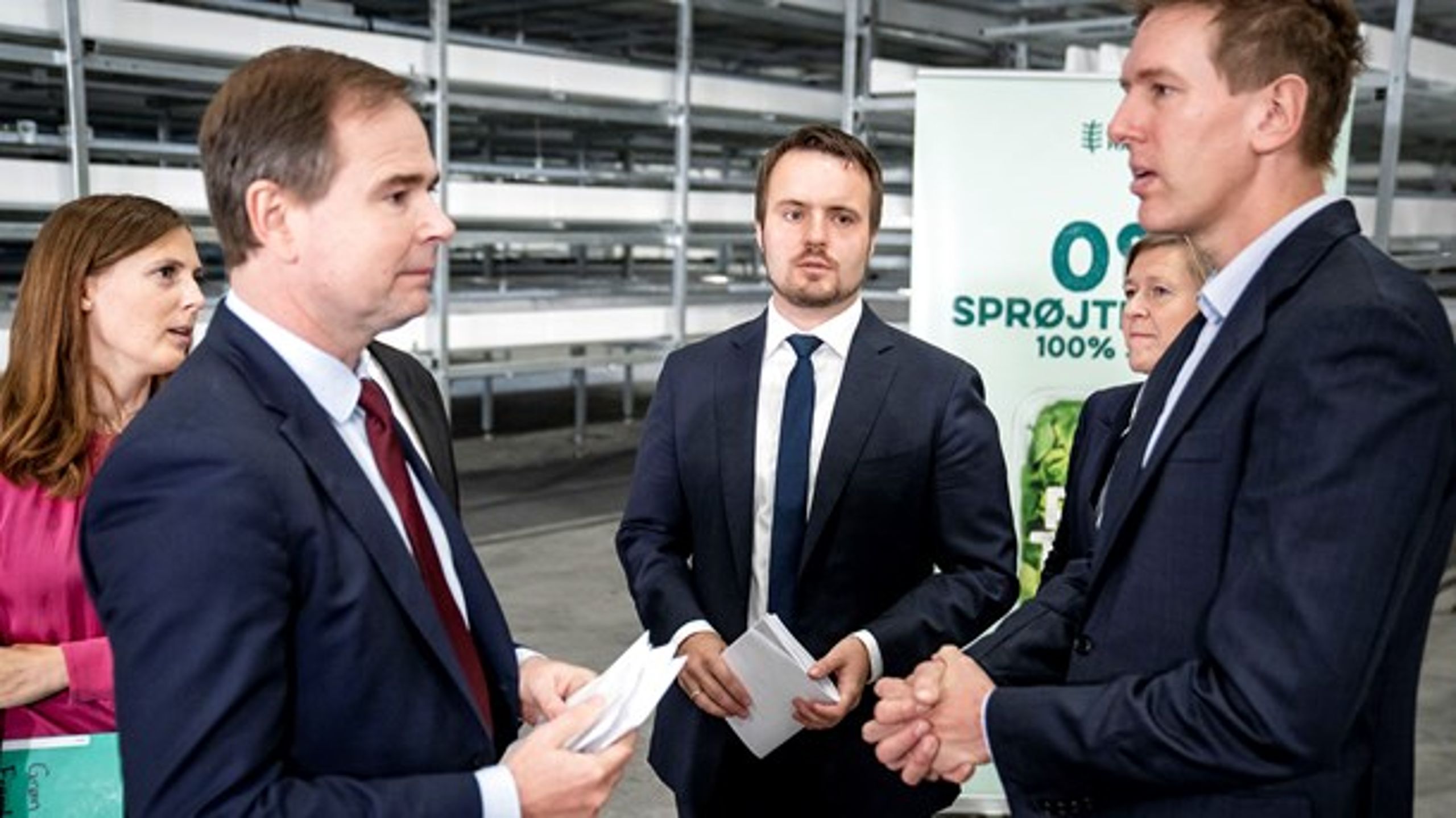 Finansminster Nicolai Wammen (tv.) skød mandag finanslovsforhandlingerne igang med en håndfuld ekstra initiativer, der skal redde dansk økonomi gennem coronakrisen. Enhedslistens finansordfører Rune Lund (th.) er dybt forundret over ønsket om at skrue op for boligjobordningen.&nbsp;