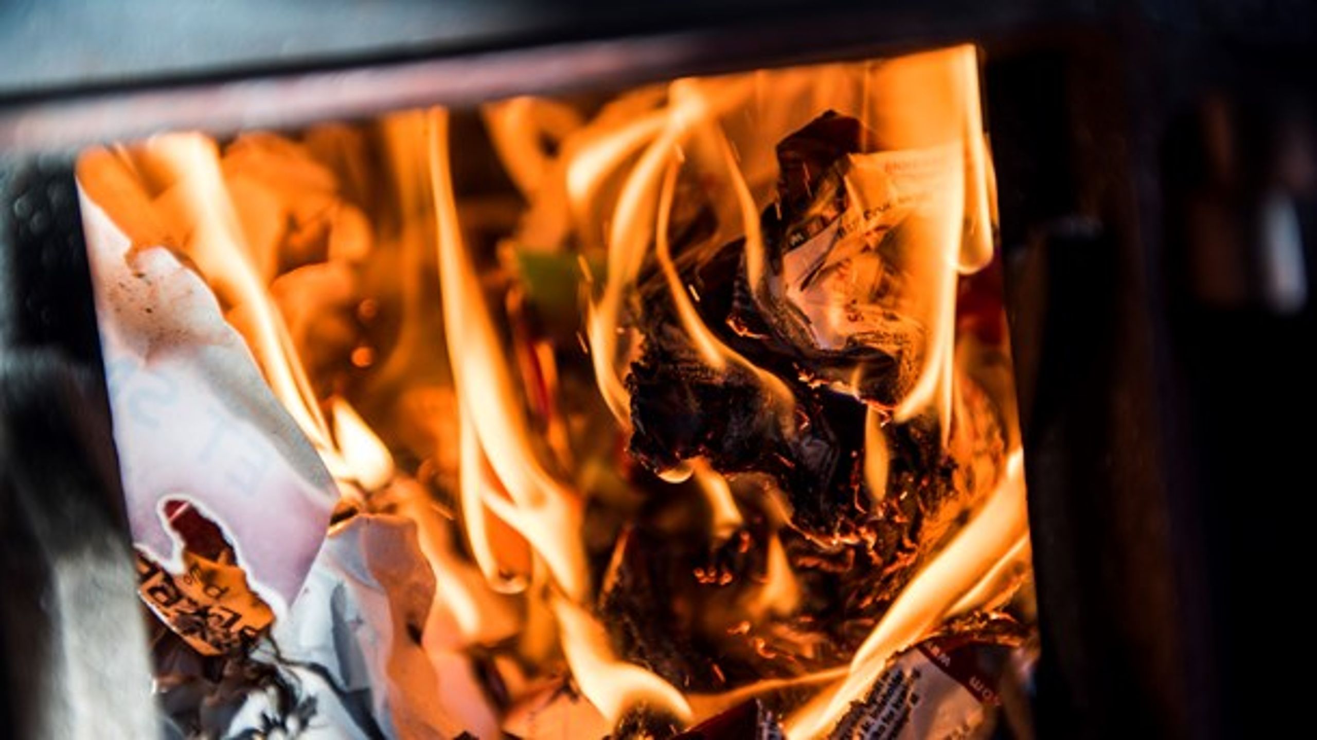 Vi kan gøre meget for at reducere forureningen fra brændeovne. Blandt andet ved at skifte de gamle brændeovne ud med nye, der brænder markant renere, skriver Carsten Bach.