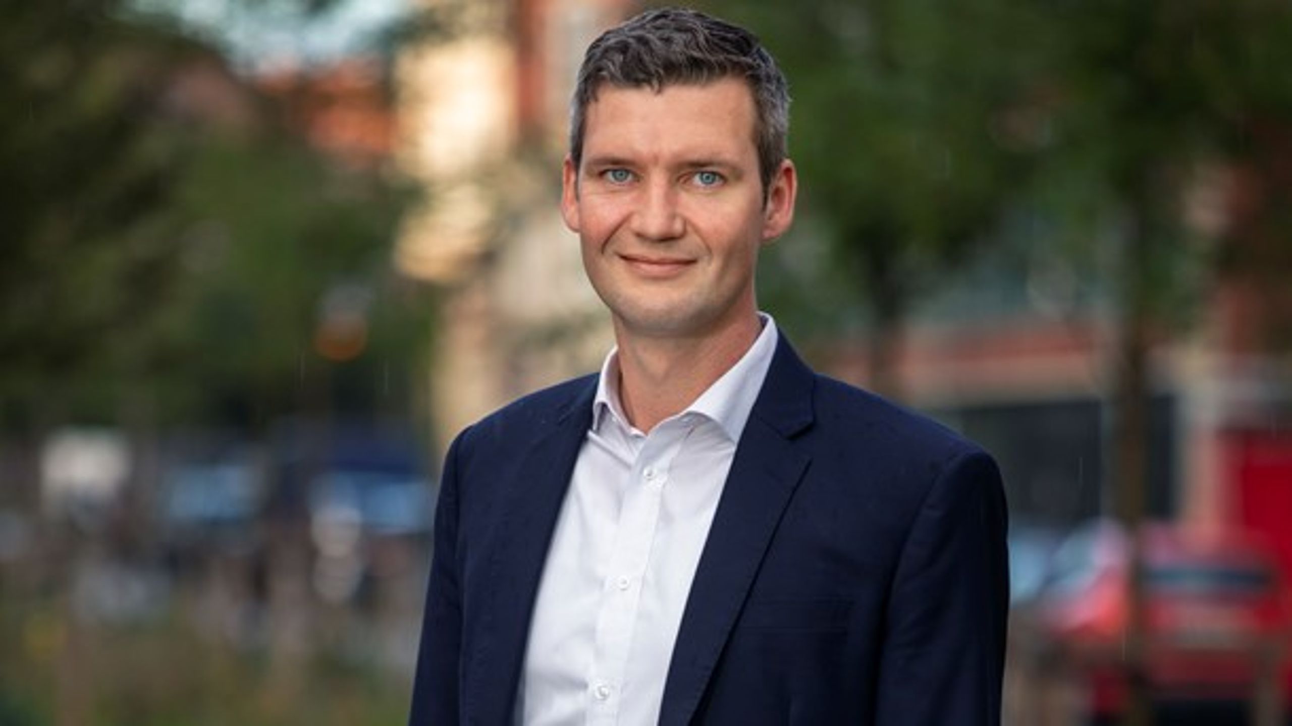 "Jeg har rigtig svært ved at se, at der kan spares godt 1 milliard kroner, uden at det går ud over kvaliteten for borgerne," skriver Mads Samsing.