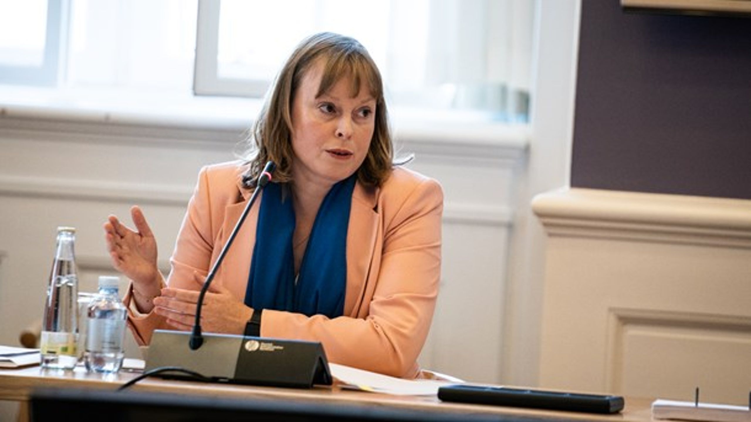 Joy Mogensen (S)&nbsp;har inviteret Finans Danmark til møde for at høre nærmere om bankernes gebyrer på foreningskonti.