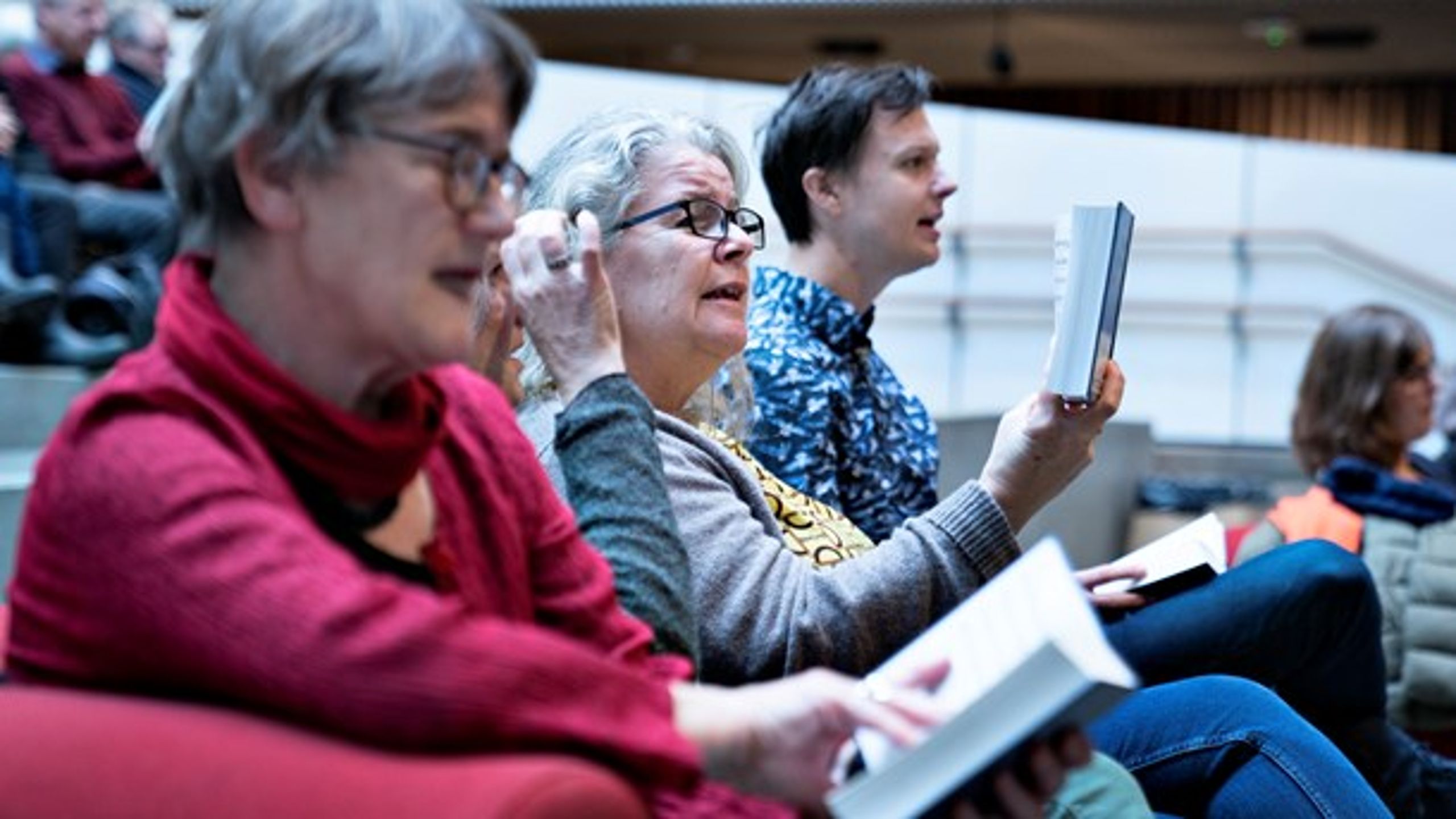 Den nye højskolesangbog uden&nbsp;Shu-Bi-Duas 'Danmarkssang' eller Erik Clausens 'Min mormors kolonihavehus' har forarget folketingsmedlemmer, skriver Johanne Dalgaard.