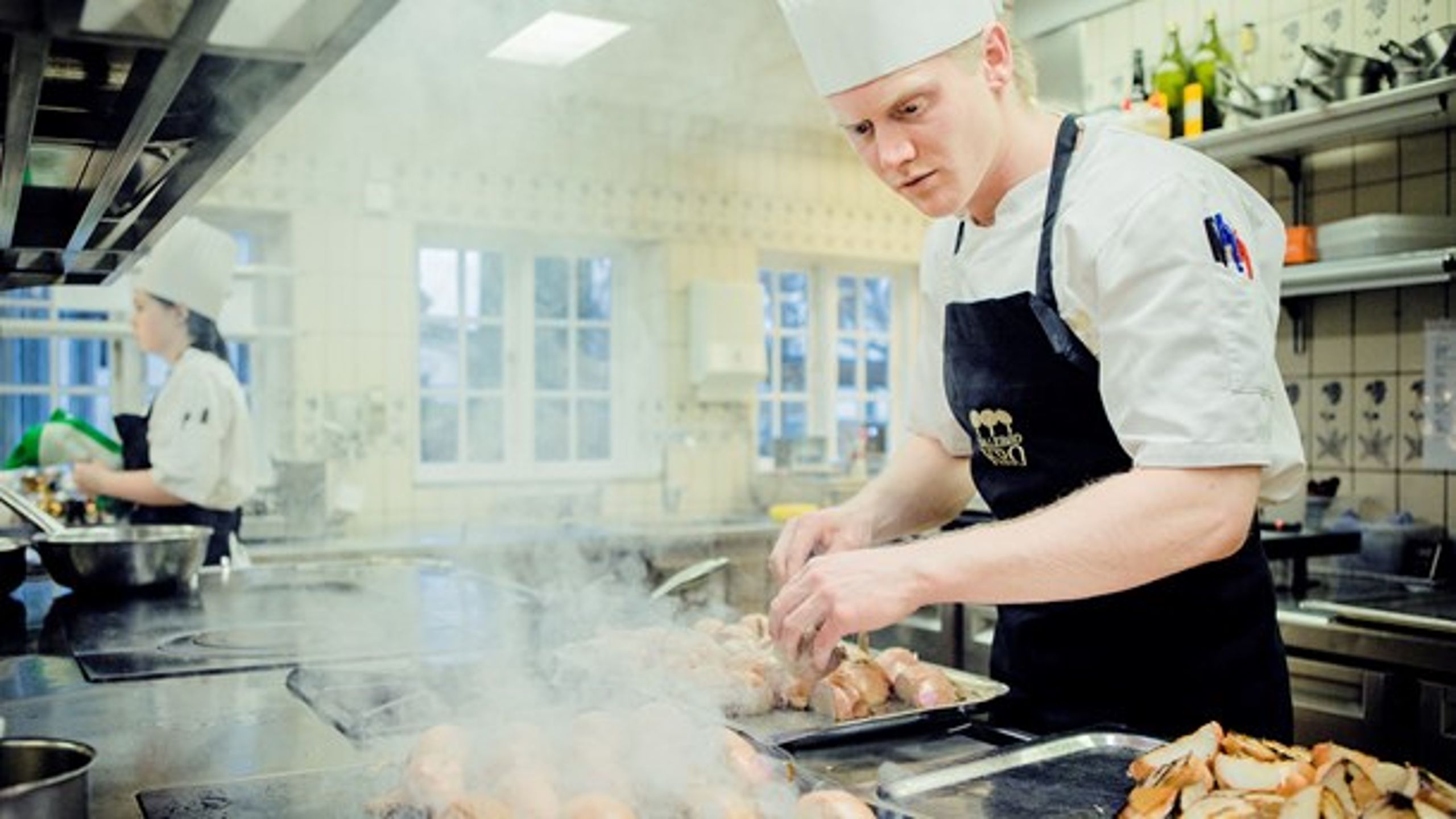 En ny trepartsaftale skal skaffe&nbsp;flere faglærte – som kokkeeleven her.