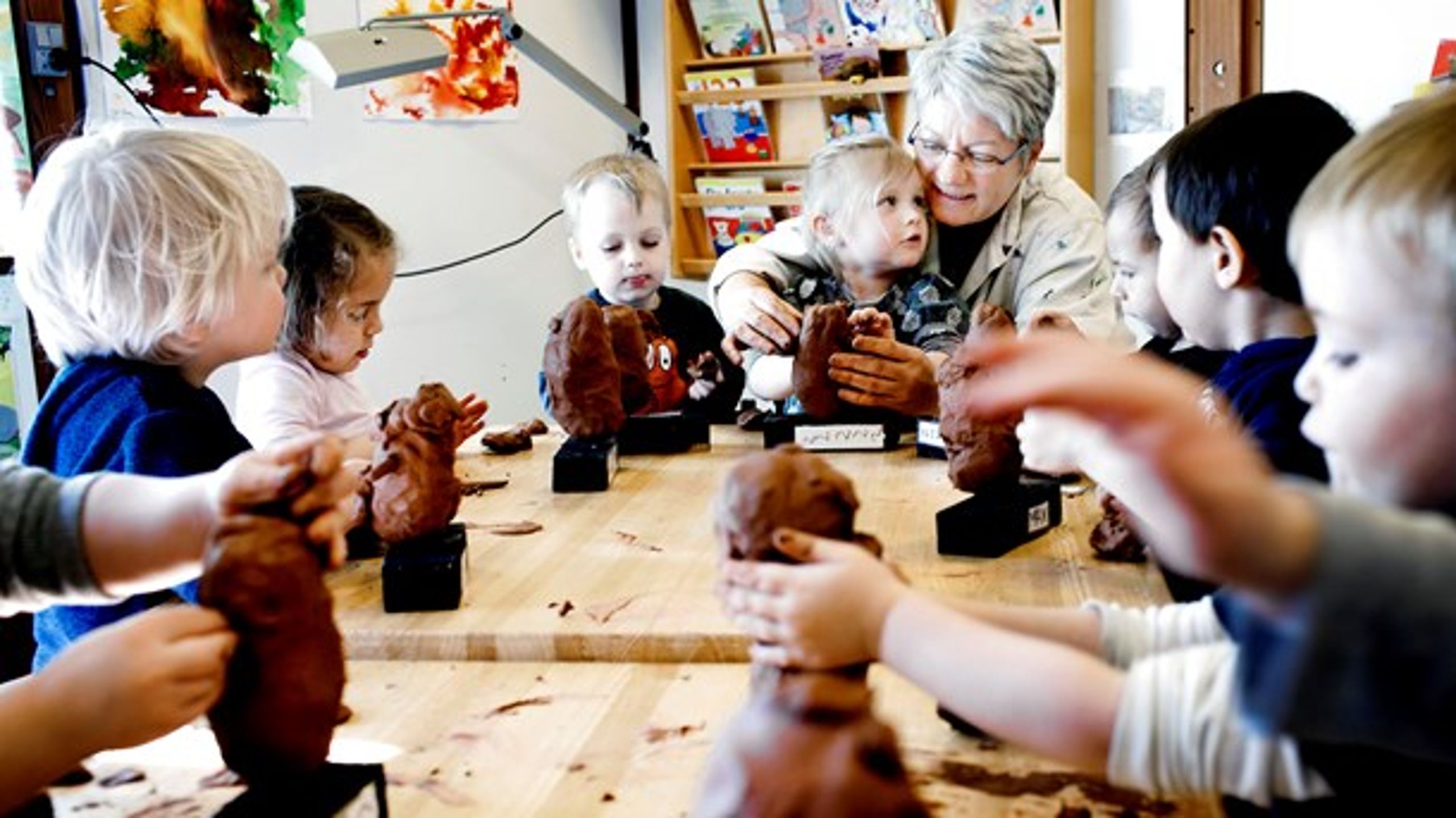 Pædagogerne skal gives plads til at være mænd, kvinder eller noget tredje på deres egne måder, skriver Sine Hudecek og Kristina Avenstrup. (Foto: Linda Kastrup/Ritzau Scanpix)<br>