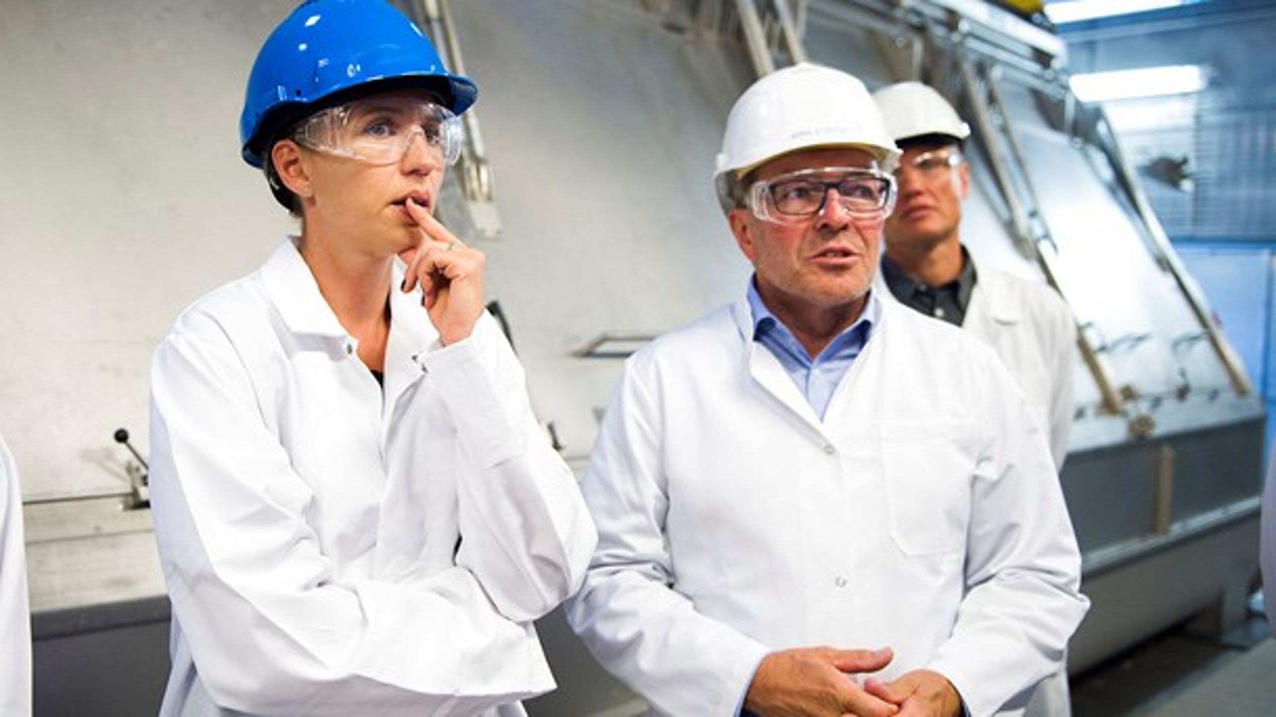 Mette Frederiksen (S) på virksomhedsbesøg i passende mundering. Ifølge regeringens finanslovsudspil får Arbejdstilsynet færre penge næste år til at sikre, at sikkerheden er i orden ude på arbejdspladserne.