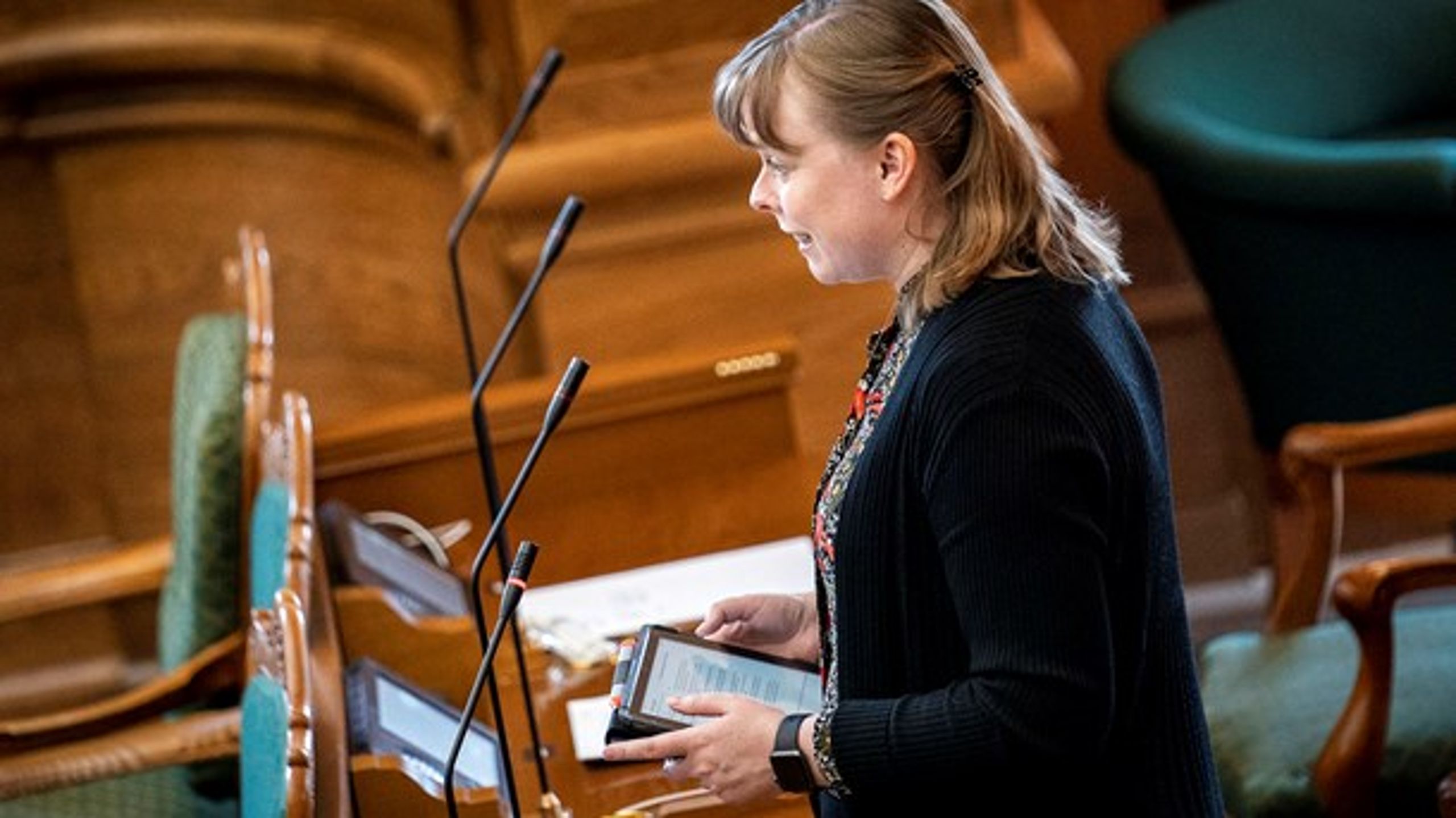 Joy Mogensen (S) skulle i onsdagens spørgetid i Folketingssalen svare på, om hun vil&nbsp;holde
hånden under Folkemødet.