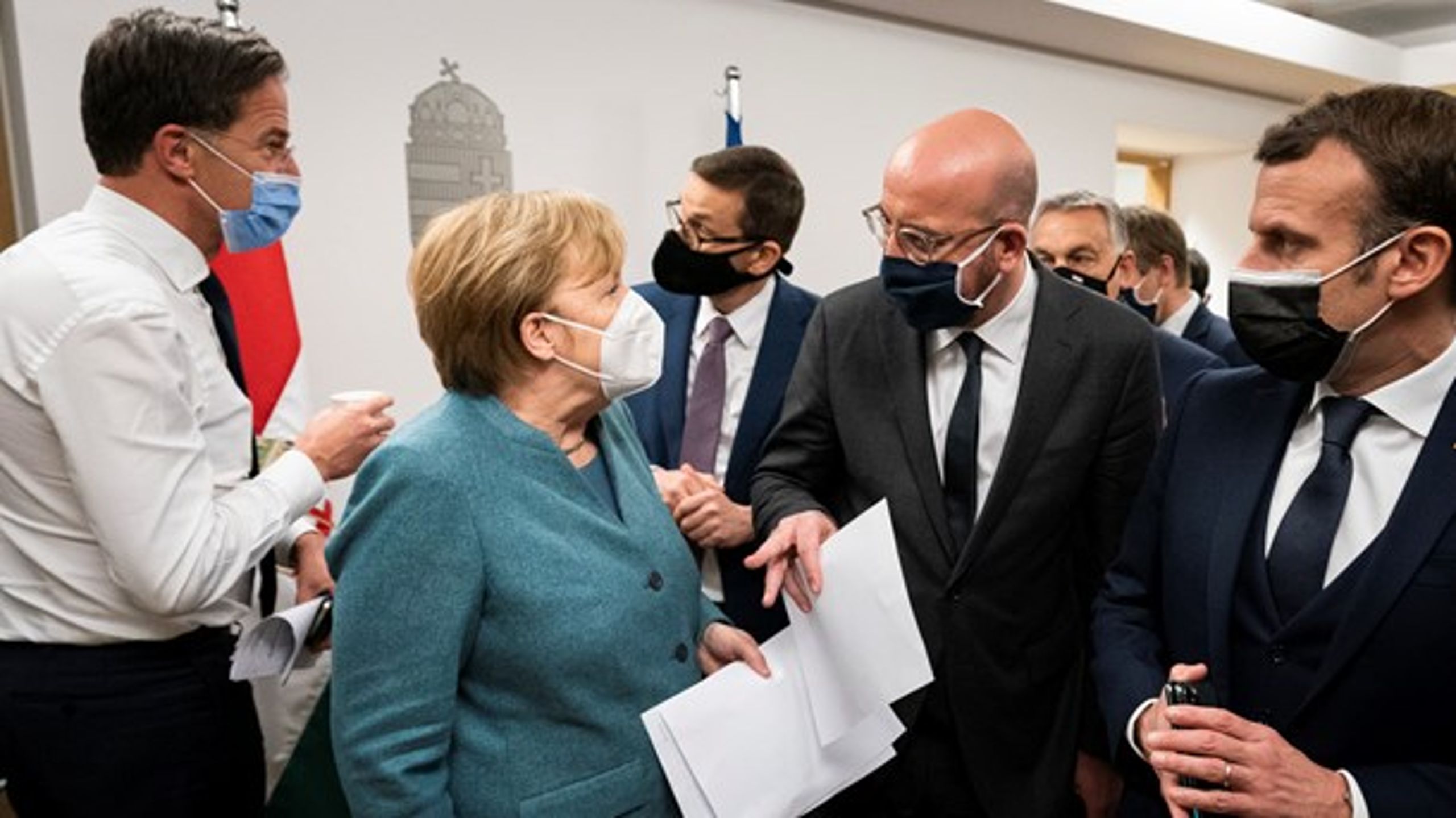 EU's rådsformand, Charles Michel (i midten), diskuterer med lederne fra Holland, Tyskland og Frankrig. Bag dem ses Polens Mateusz&nbsp;Morawiecki og den ungarske leder, Viktor Orban.