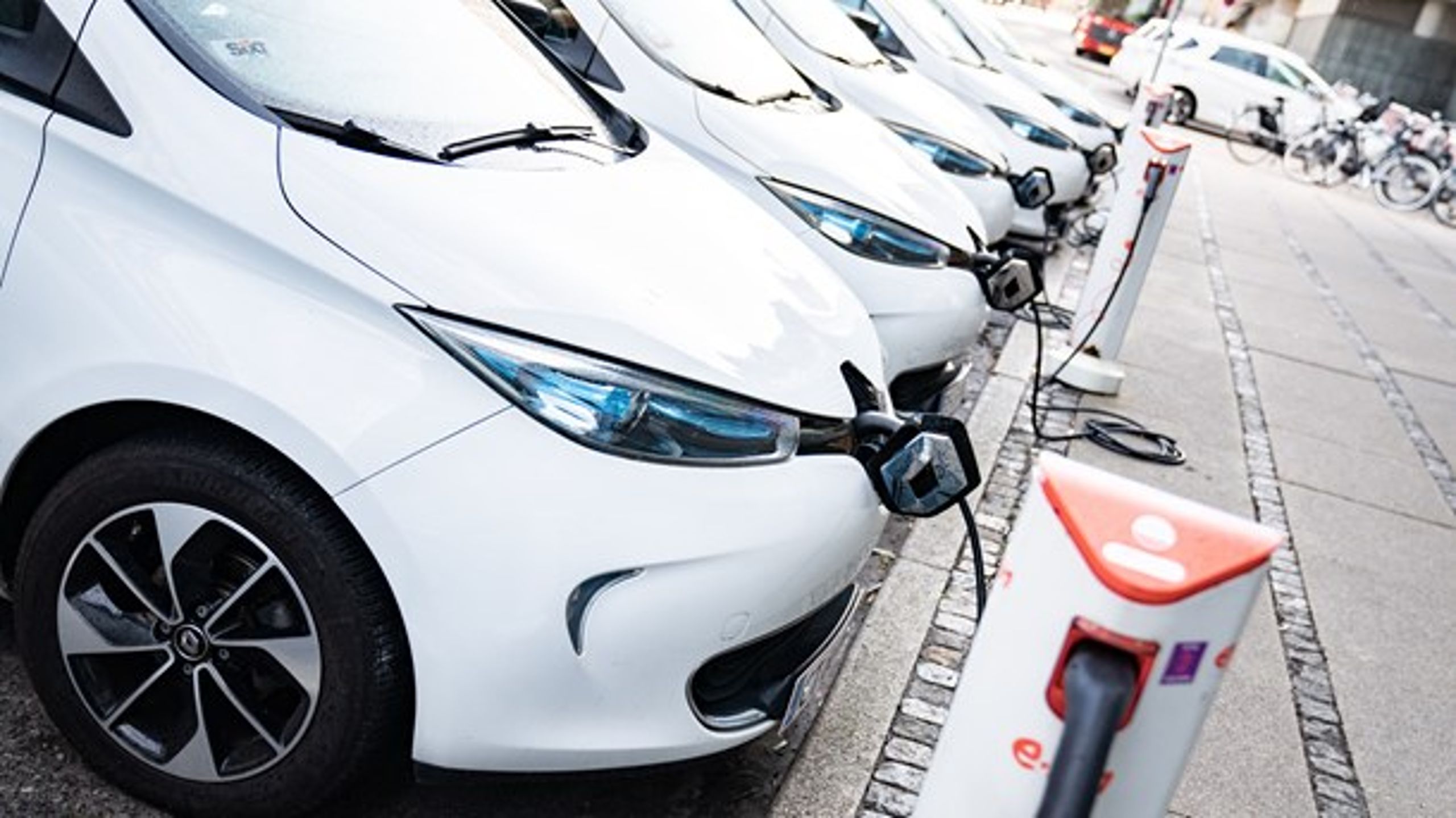 Vi er nødt til at reducere antallet af biler i Danmark, uanset om det er el-, hybrid-, benzin- eller dieselbiler, fordi halvdelen af bilernes CO2-forbrug bliver udledt i produktionen, skriver Alternativet.