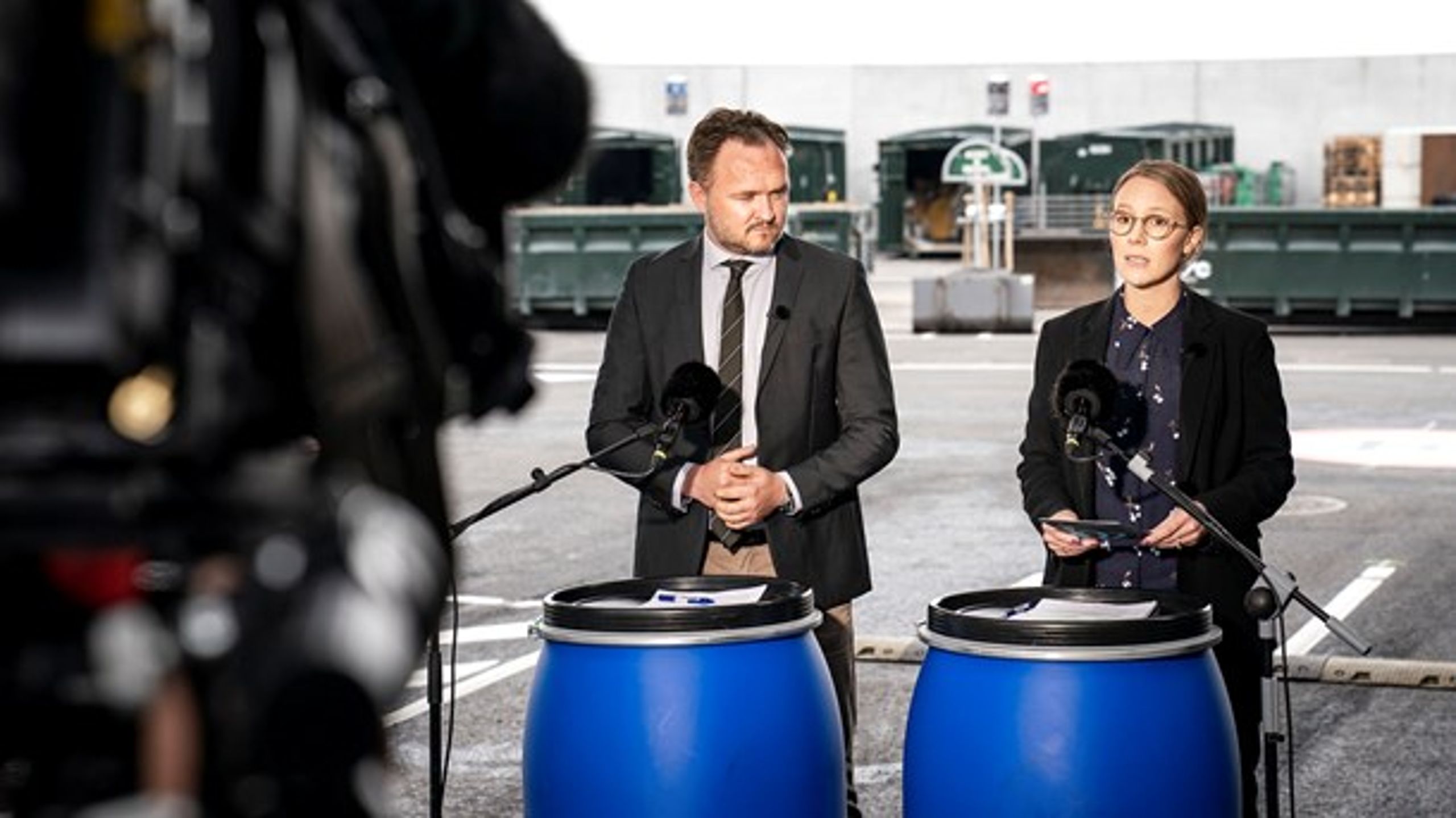 Efter selv at have analyseret muligheder og fremlagt en "dødsliste", kritiserer KL nu regeringen for at ville sløjfe affaldsforbrændingsanlæg frem mod 2030. Billedet er fra præsentationen af regeringens udspil til CO2-reduktioner i affaldssektoren tilbage i maj.&nbsp;