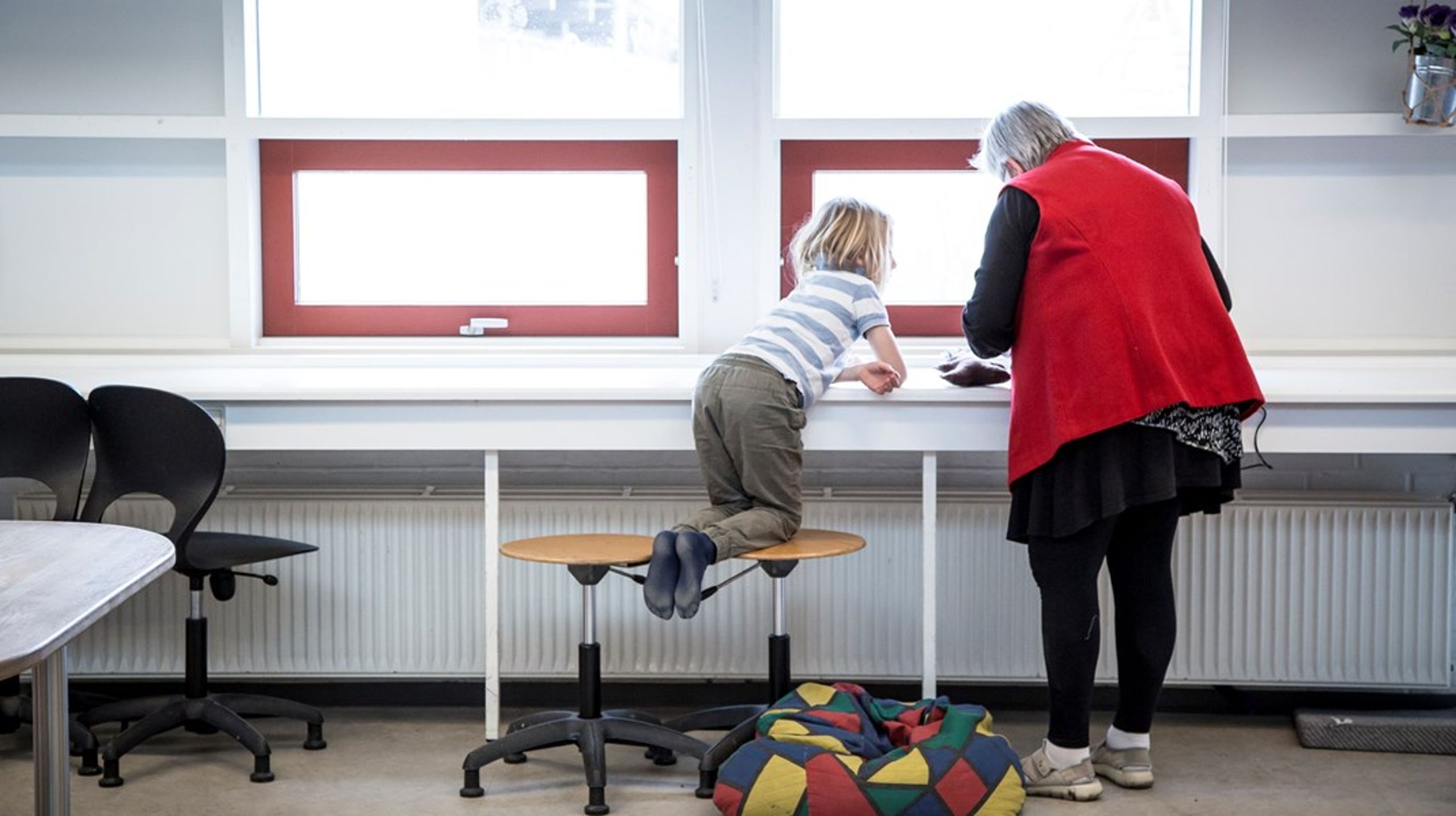 De store årgange går snart på pension, så på den kortere bane må vi uddanne de ansatte pædagogmedhjælpere videre til pædagoger eller assistenter, skriver Britt Petersen.