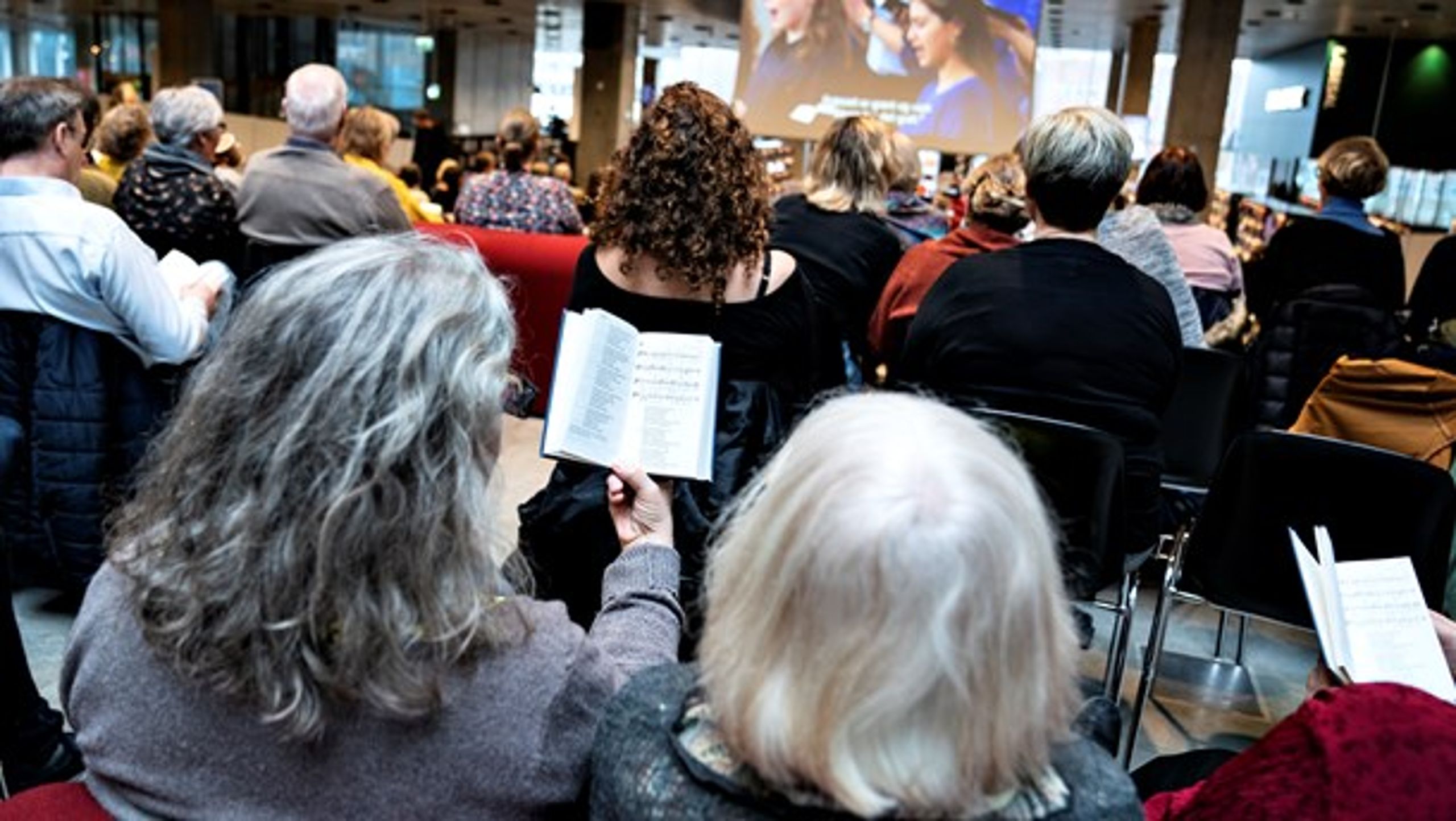 Mens biblioteker, museer og teatre i disse år forsøger at komme i øjenhøjde med publikum, så er kulturhusene skabt ud af befolkningens glæde ved samværet omkring kulturen, skriver Niels Frid-Nielsen.