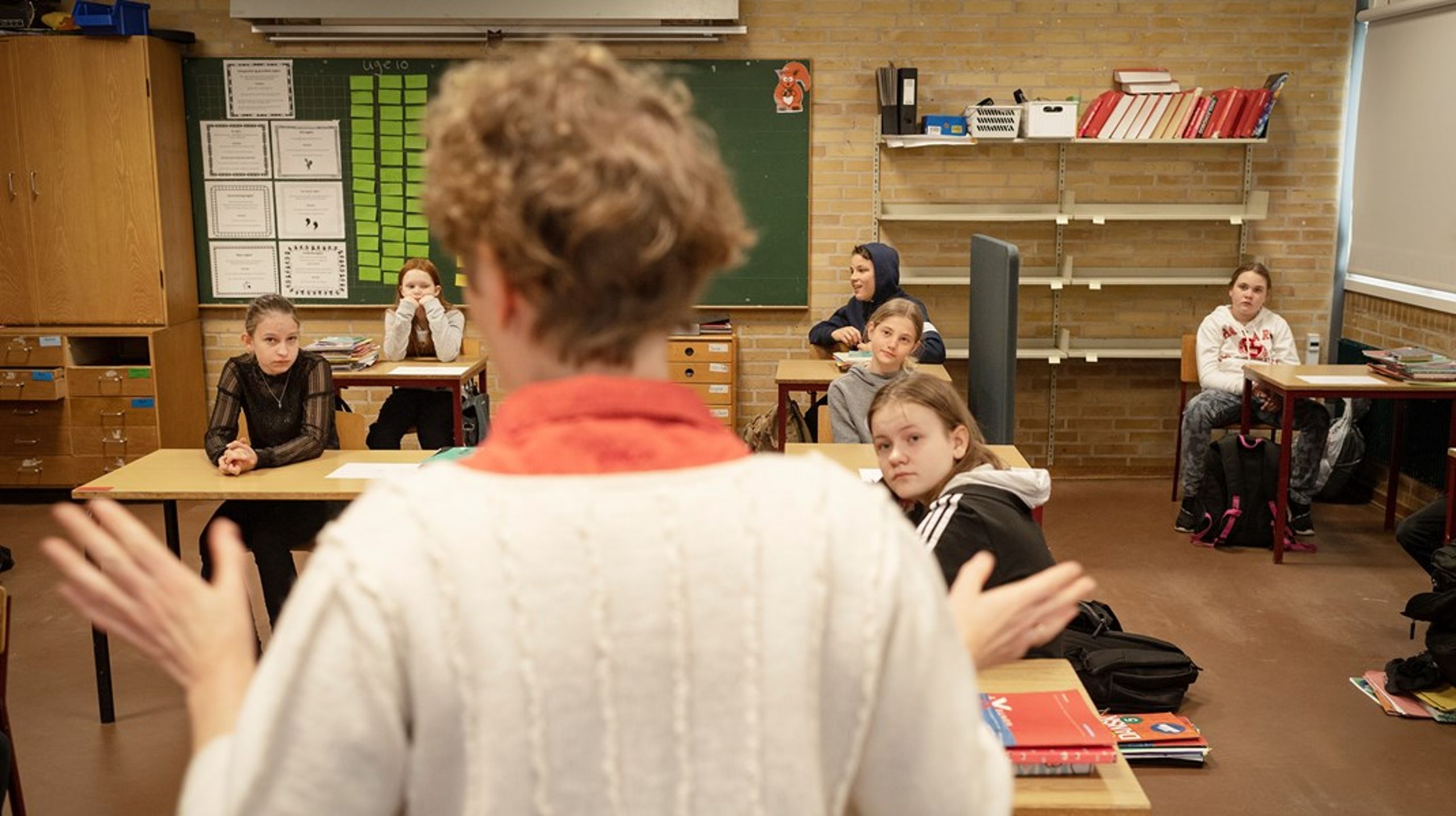 Der er brug for klare retningslinjer til blandt andet, hvor mange der må være i klasserne, og i hvilket omfang lærerne må holde fysiske møder, skriver Uffe Rostrup.