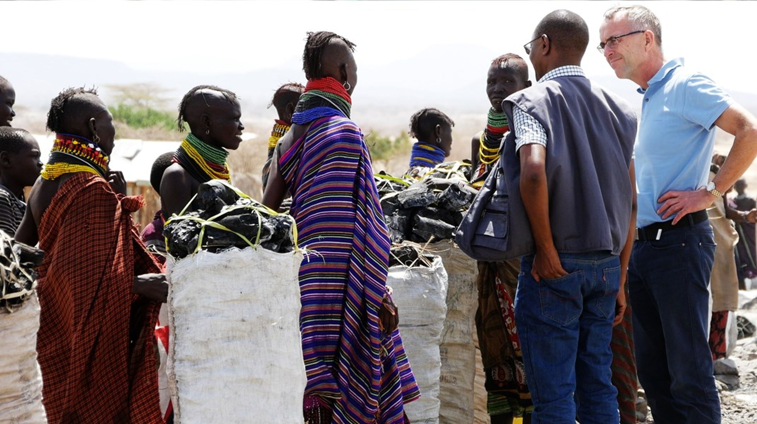 C.F.Nielsens grønne teknologi med&nbsp;landbrugsaffald&nbsp;kan mindske skovrydning og CO2-udslip i Afrika. Her studerer C.F. Nielsens&nbsp;salgschef&nbsp;Henrik Bering Christiansen brænde med lokale i Kenya. &nbsp;