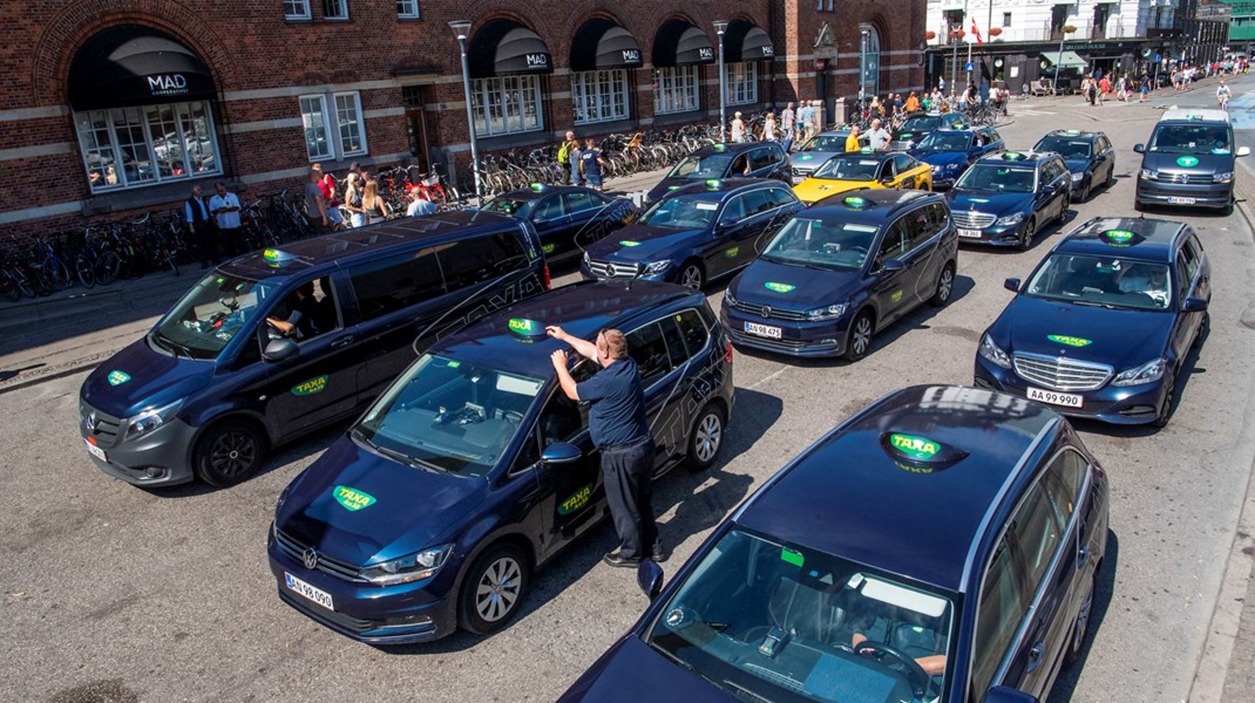 Skærpede sprogkrav til taxachauffører er ikke en hæmsko, men tværtimod&nbsp;en forudsætning for at taxabranchen kan fungere som job- og integrationsmotor, skriver Jan Villadsen