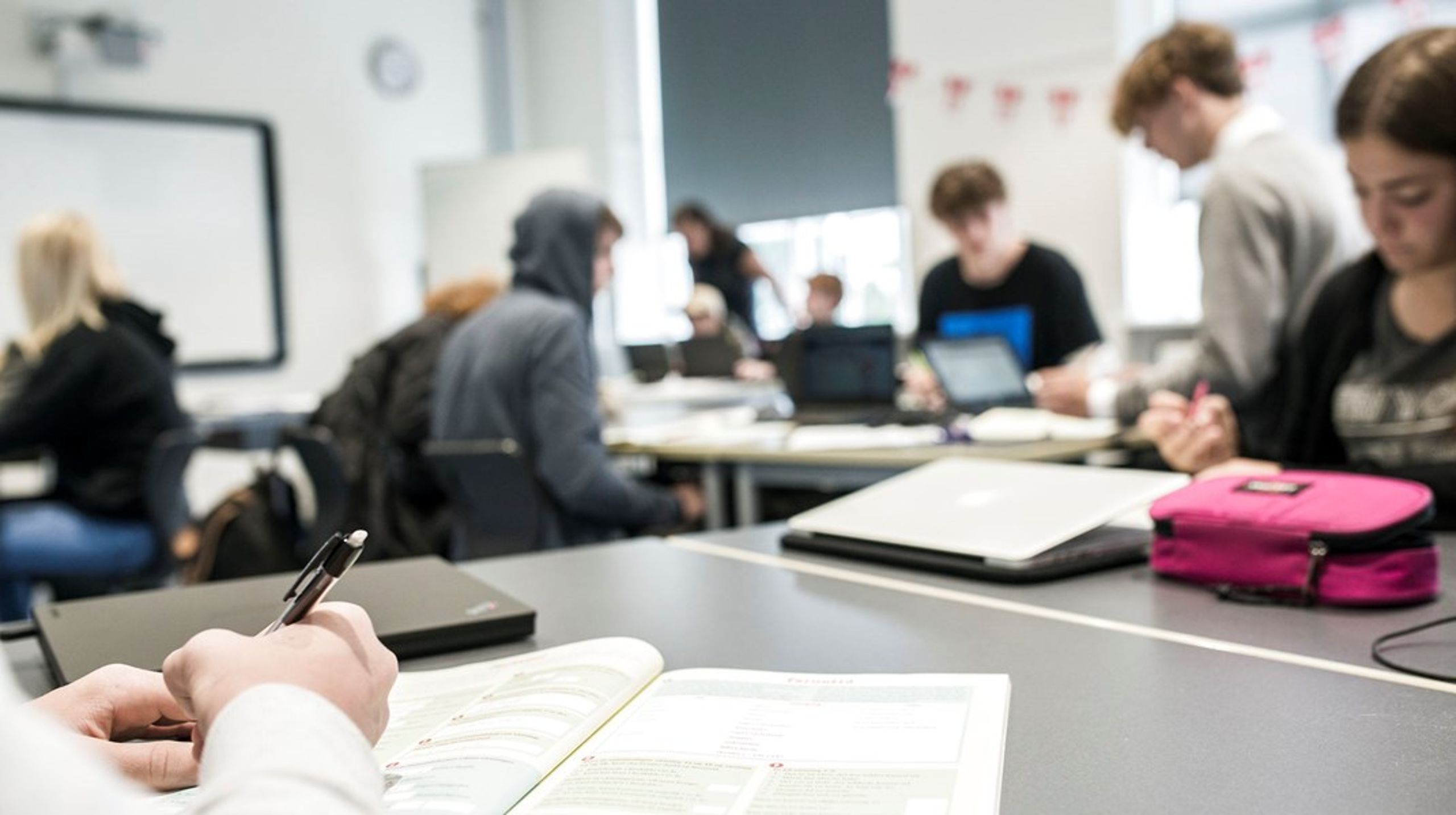 Adgangen til det almene
gymnasium skal dimensioneres, udsultningen af erhvervsuddannelserne skal
stoppe, og de praktiske fag skal have lov til at fylde mere i folkeskolen, skriver Jesper Würtzen og Bjarne Lykke Sørensen.<b> </b>