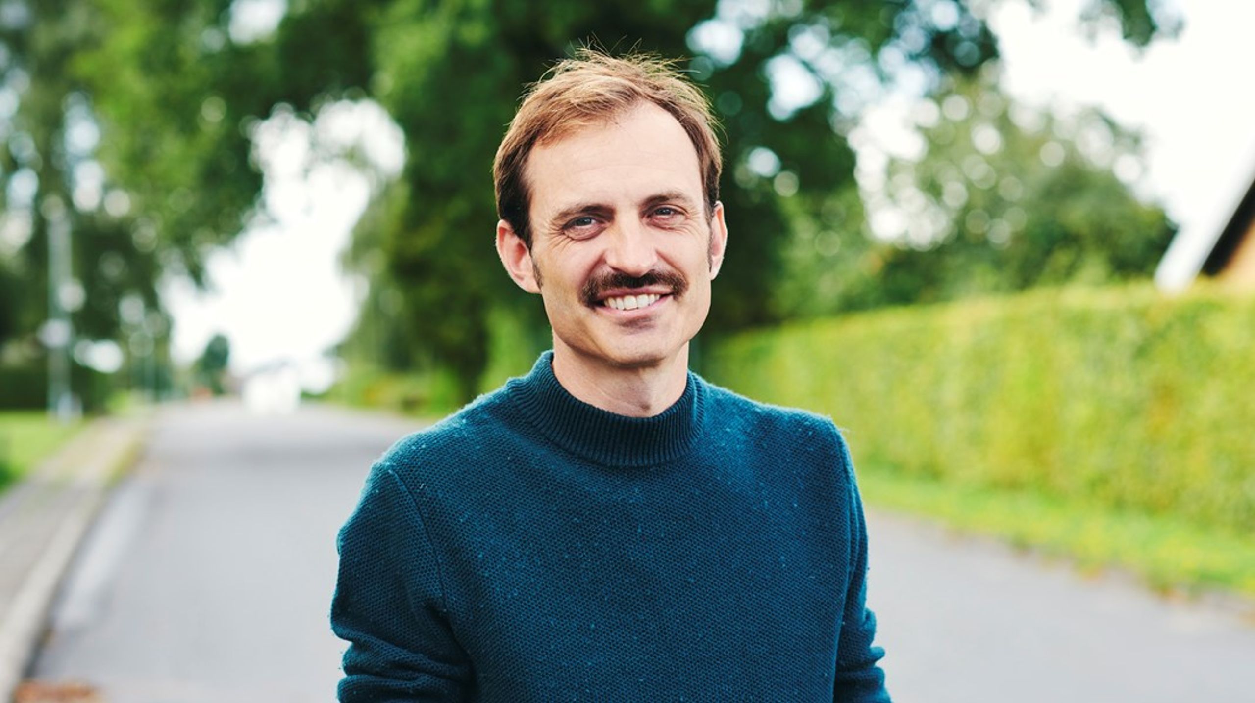 I de store byer skaber bilerne trængsel, og i
landdistrikterne kører busserne så sjældent, at alle er nødt til at have deres
egen bil. Mere&nbsp;samkørsel kan løse problemerne, skriver Kasper Dam
Mikkelsen