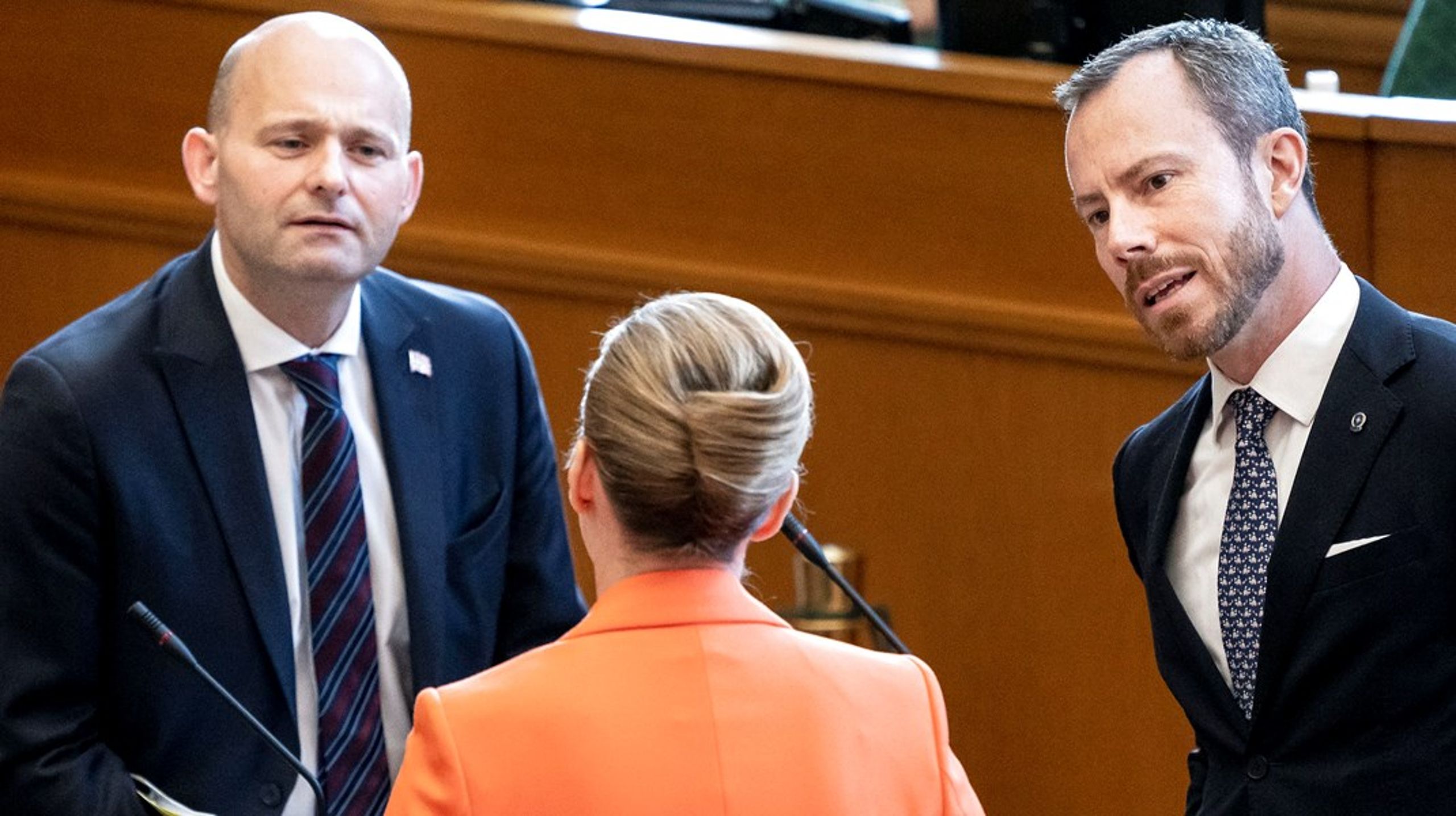 Én samlet rød blok står nu&nbsp;over for én samlet blå blok i spørgsmålet om corona-restriktionernes fremtidige varighed, skriver Jarl Cordua.&nbsp;