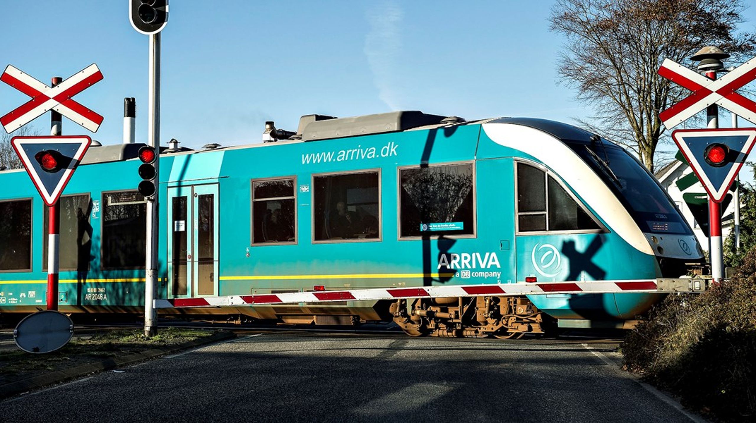 Erfaringer og dokumentation viser, at kompenserende busløsninger på ingen måde kan matche togets komfort og hurtighed, skriver&nbsp;Leif Kajbjerg og Niels Wellendorf.