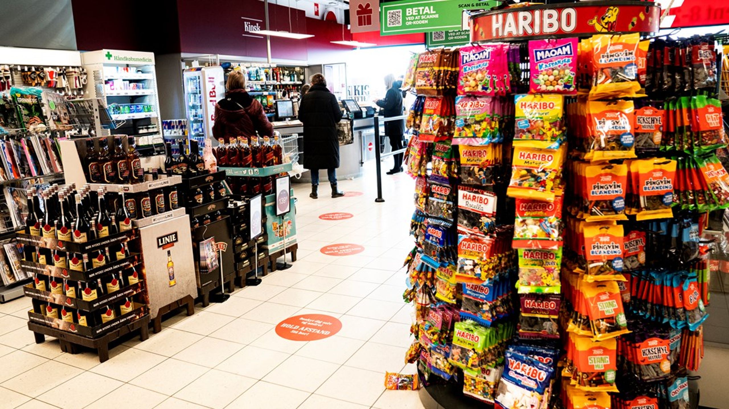 Detailhandlen og fødevareproducenterne har et ansvar for de varer, som de sælger og producerer.&nbsp;For eksempel kan man se på varernes placering i butikken og på portionsstørrelserne, mener Sundhedsstyrelsen.