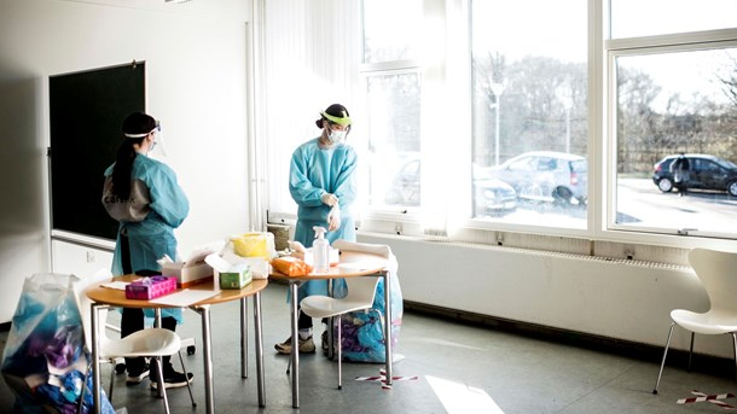 Der er gjort klar til hurtigtest på Humlehaveskolen i boligområdet Vollsmose, hvor der i øjeblikket er højt smittetal. Mette Frederiksen har luftet muligheden for at tage nye værktøjer i brug for at sikre, at alle bliver testet - "også dem, der ikke vil". SF håber, at alle i smitteområder kan blive testet frivilligt, men tvang "kan blive en nødvendighed".