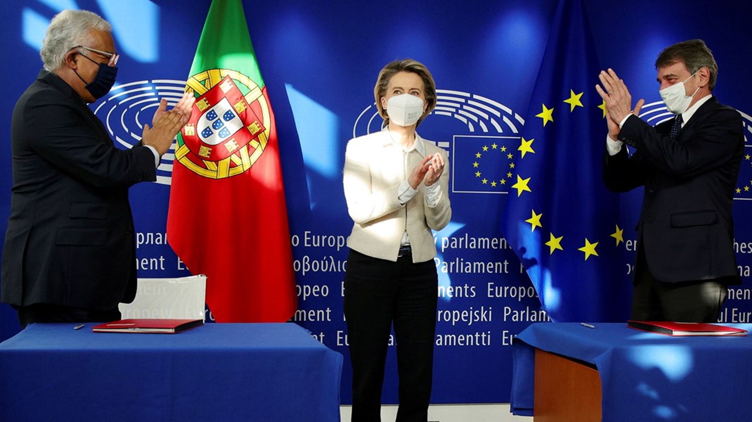 Ikke mindre end tre formænd skal der til for at lede konferencen. EU-kommissionsformand Ursula von der Leyen i midten, formand for Europa-Parlamentet David Sassoli&nbsp;(t.h.) og den portugisiske premierminister og siddende formand for EU's Ministerråd, Antonio Costa (t.v.).