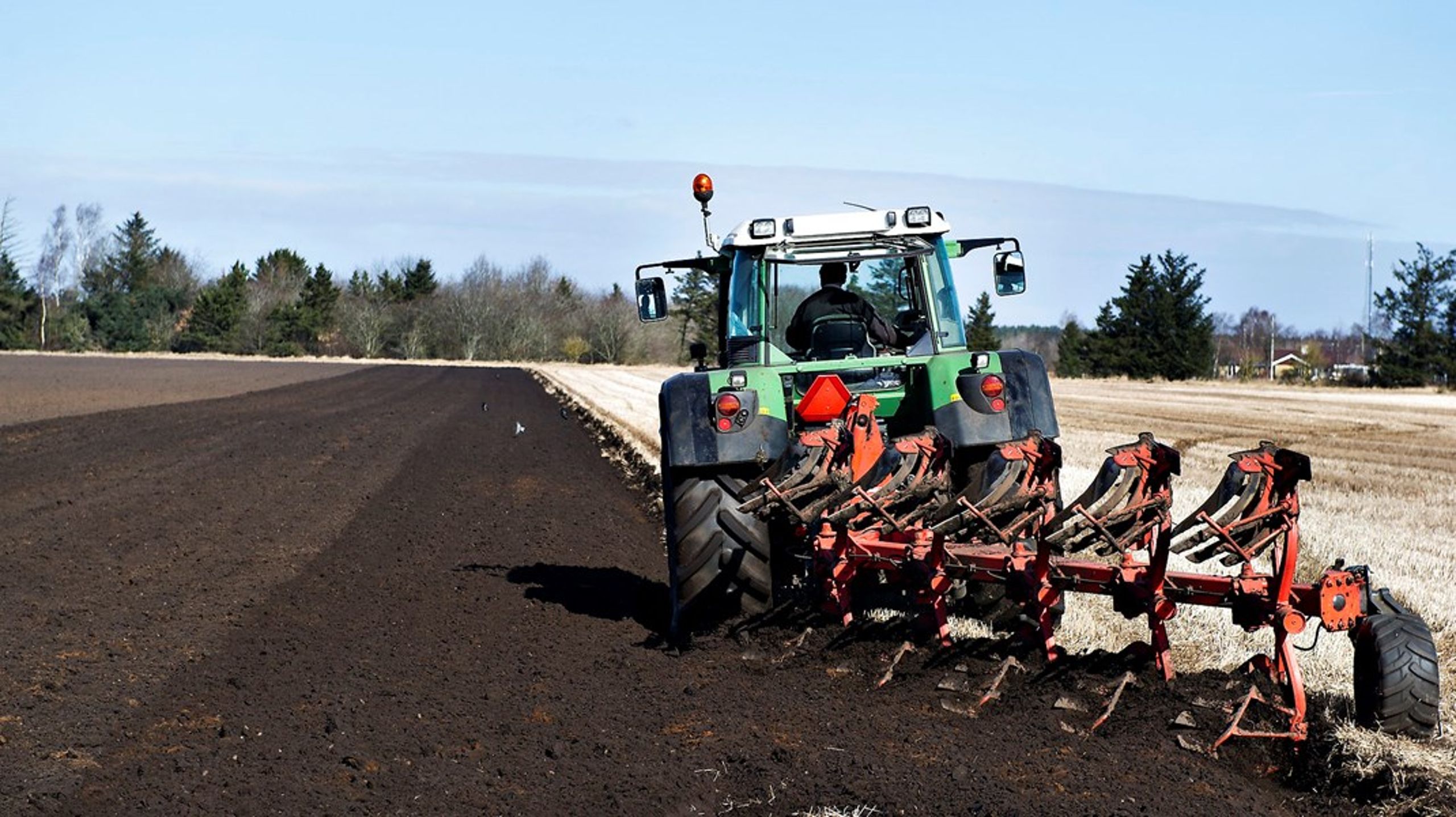 Når jorden pløjes, er den lagt nøgen for vind og vejr, der giver erosion. Det fører til forurenende tab af især fosfor til vores vandmiljø. Derfor skal vi&nbsp;hverken pløje eller harve jorden,&nbsp;skriver Henrik Terp.