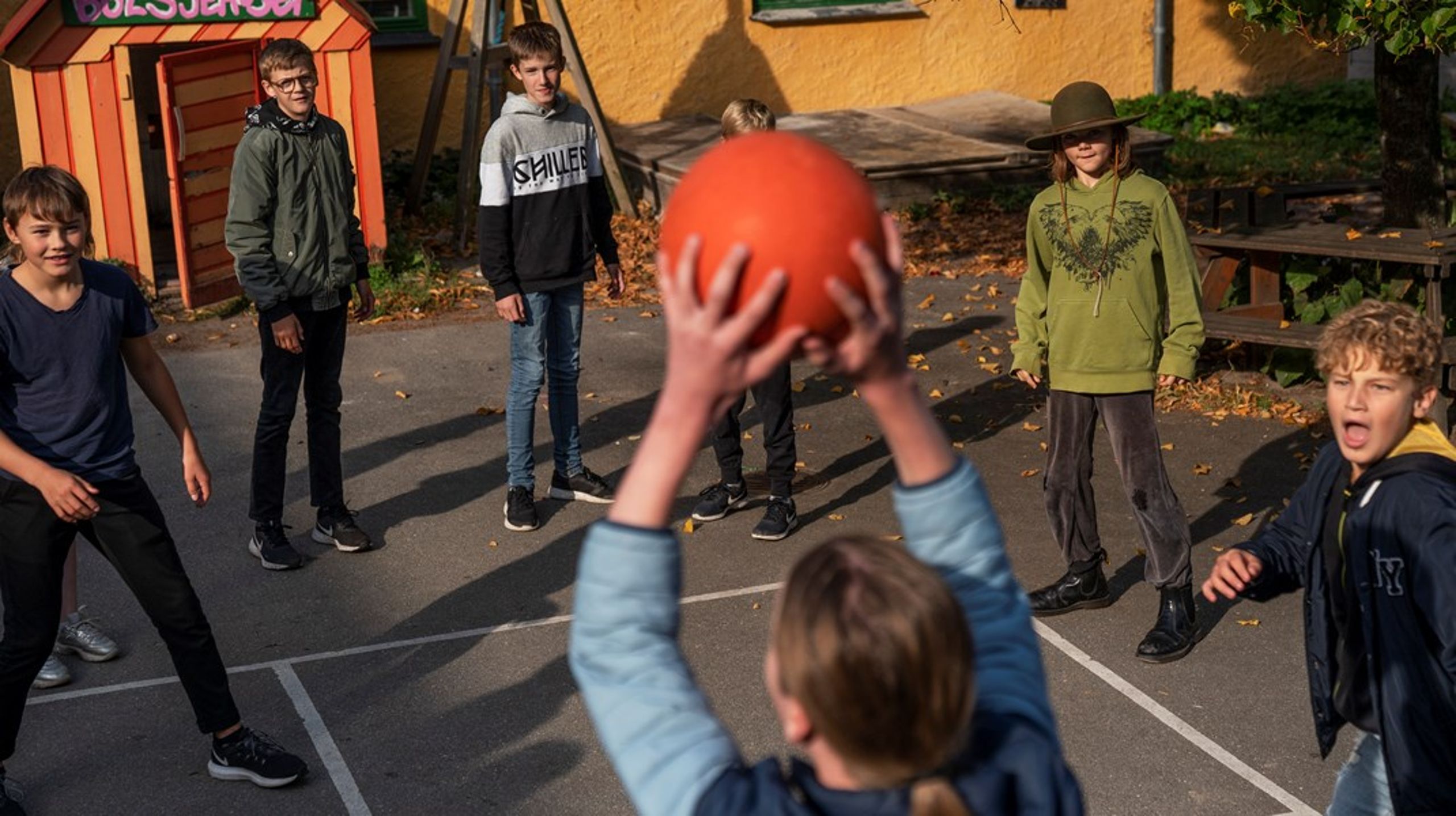 Bestyrelser for skoler i landsbyordningen kan ikke få vederlag på samme måde som skolebestyrelser. Loven skelner mellem vigtige og mindre vigtige bestyrelsesmedlemmer, skriver Simon Hansen (S) og Claus Bakke (V).