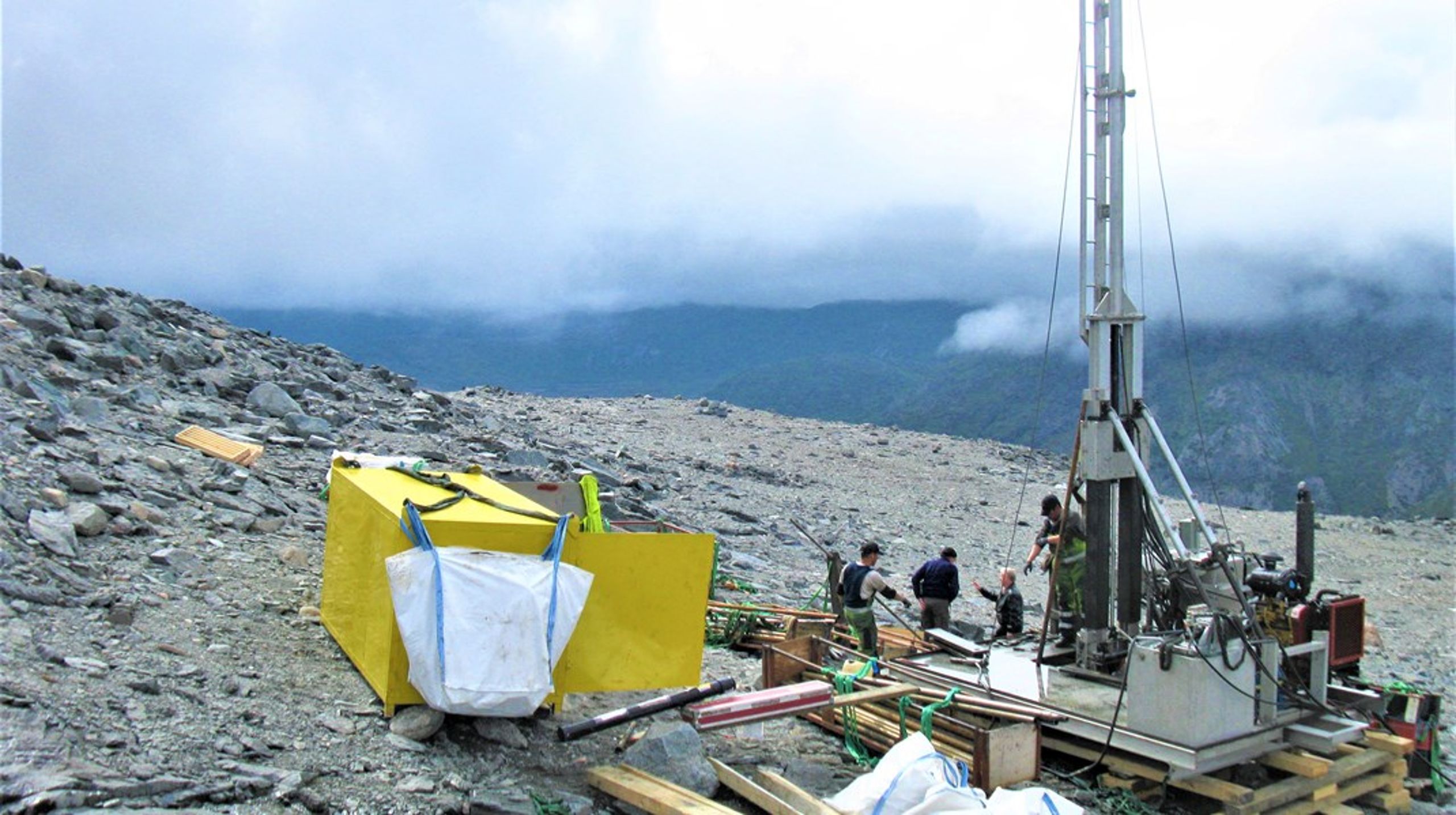 Minearbejdere borer efter sjældne jordarter i Kringlerne nær Nasaq. Nu går verdens samlede miljøorganisationer sammen i et opråb for at skåne miljøet, skriver 13 miljøorganisationer.