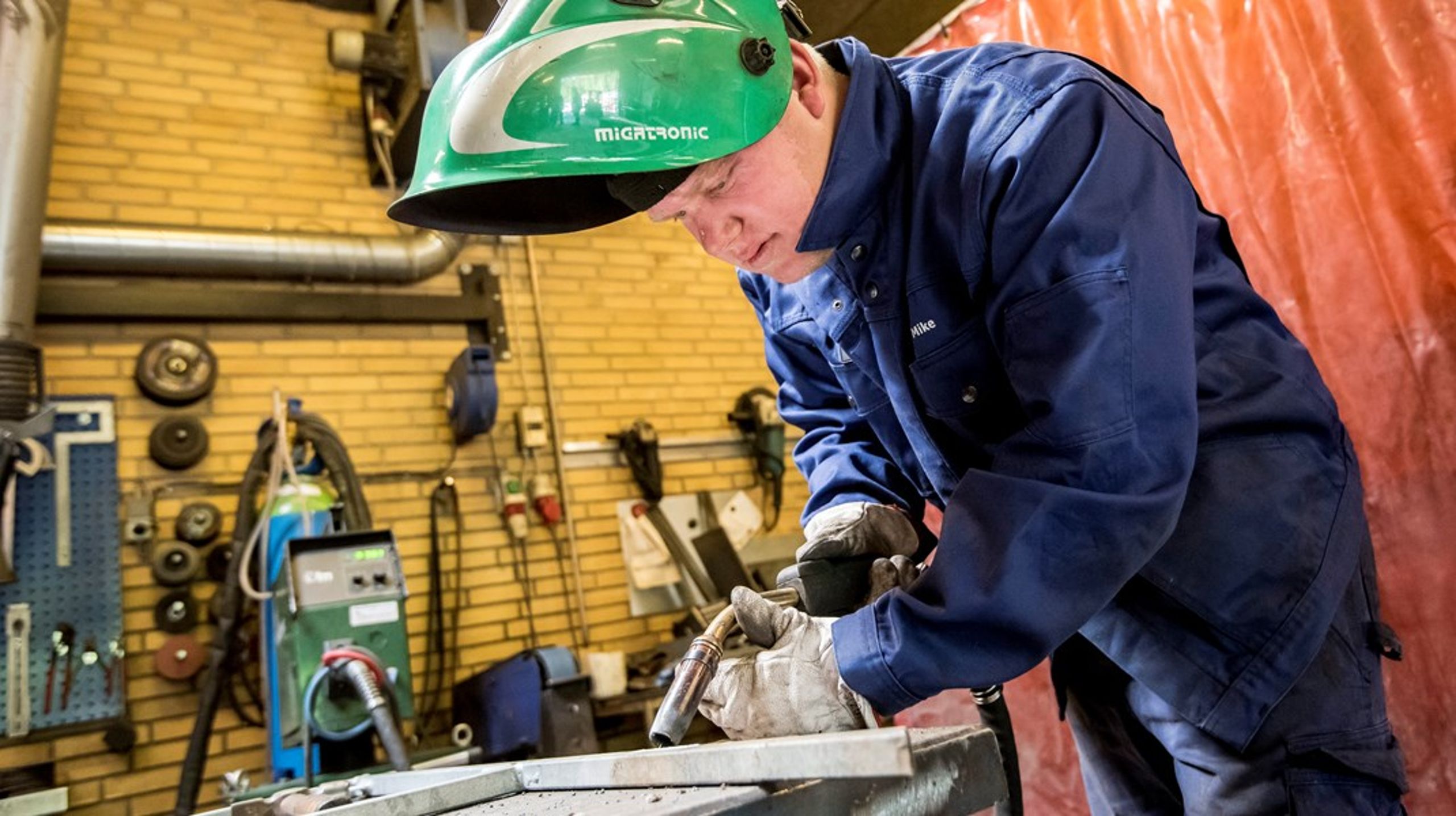 Det er på tide at prioritere erhvervsuddannelserne højere end universiteter og højskoler, skriver Carl Emil Lind Christensen.