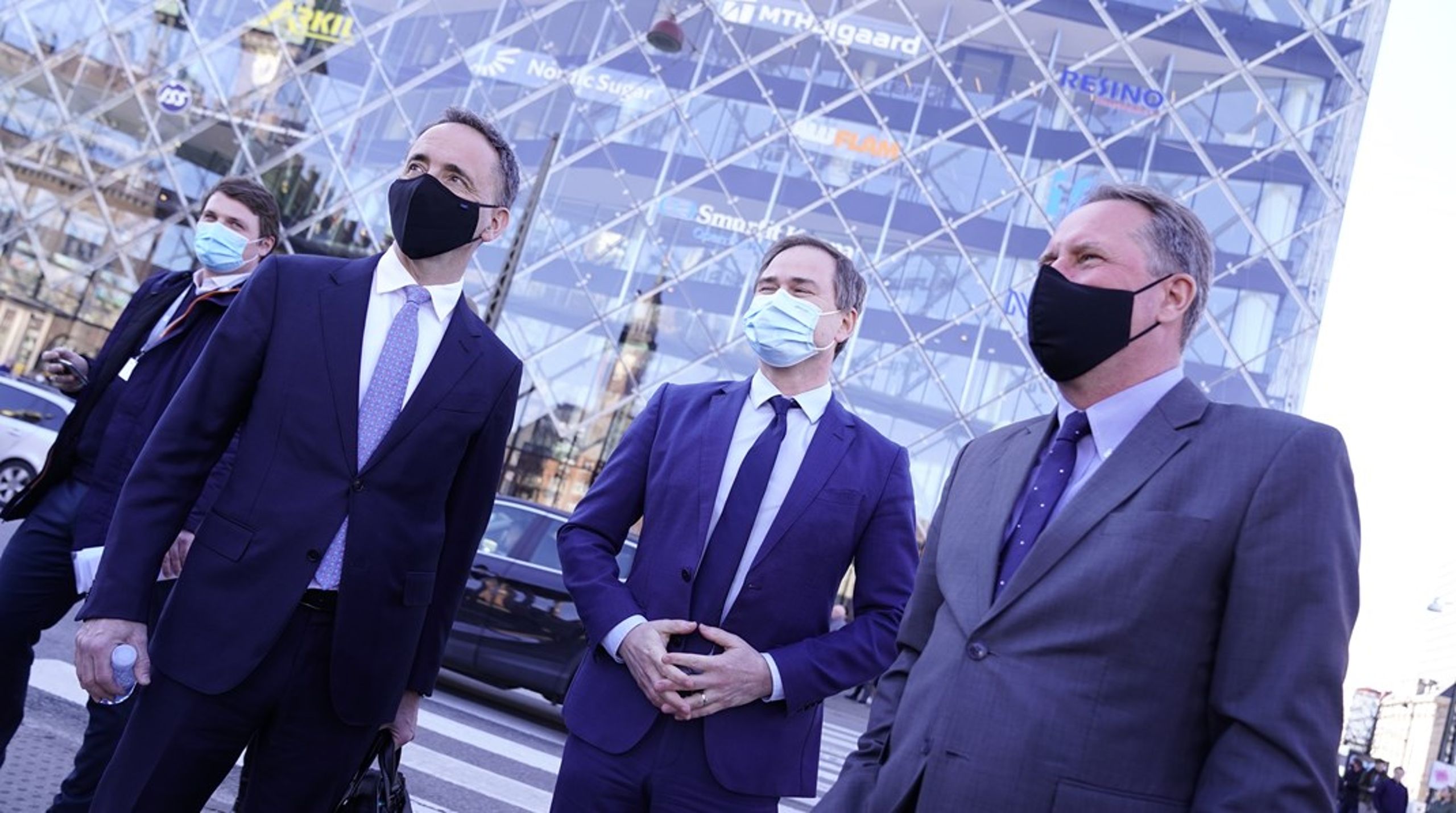 Finansminister Nicolai Wammen, formand for partnerskabet Jim Hagemann Snabe og administrerende direktør i DI, Lars Sandahl Sørensen, præsenterede tirsdag et nyt digitaliseringspartnerskab i Industrien Hus tirsdag. Brandalarmen gik dog i gang under pressemødet, og alle tilsteværende måtte ud på Rådhuspladsen.&nbsp;<br>