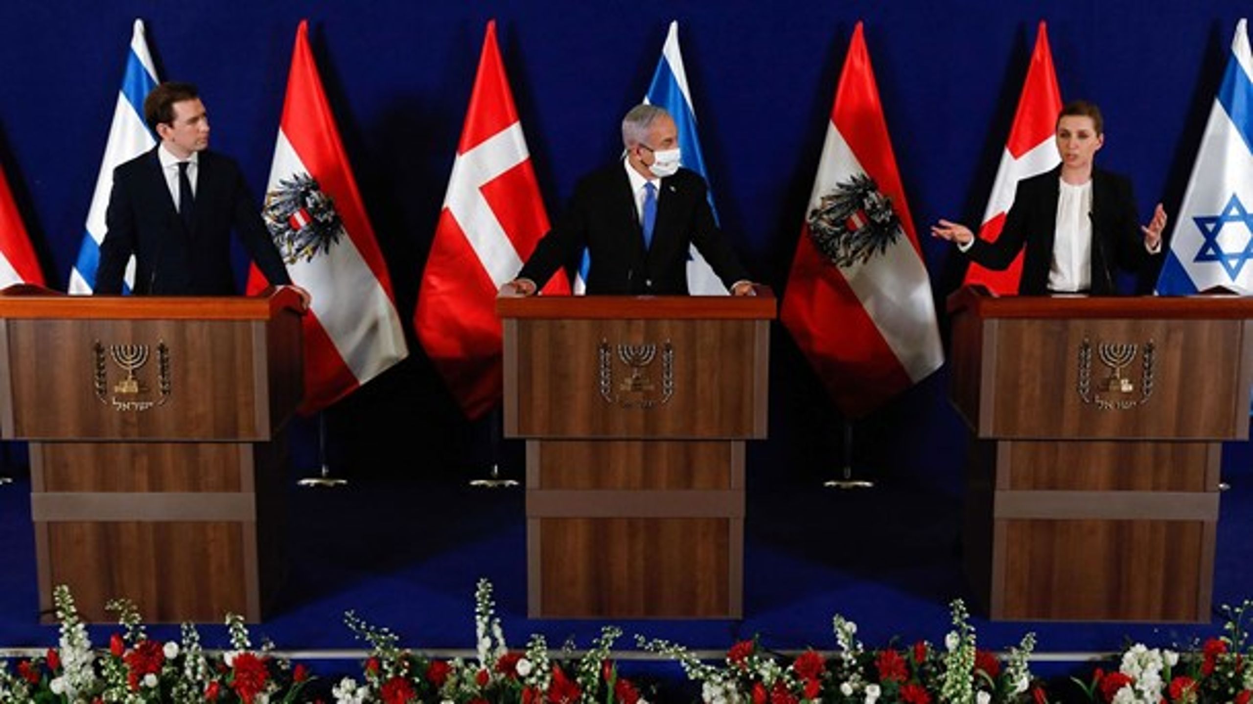 Danmark, Østrig og Israel går sammen om en "udviklingsfond" og muligvis produktion af vacciner på længere sigt, fortalte den østrigske kansler Sebastian Kurz (tv.), Israels premierminister Benjamin Netanyahu (i midten) og Mette Frederiksen ved et pressemøde 4. marts. Nu skal statsministeren forklare sig&nbsp;for Folketinget.