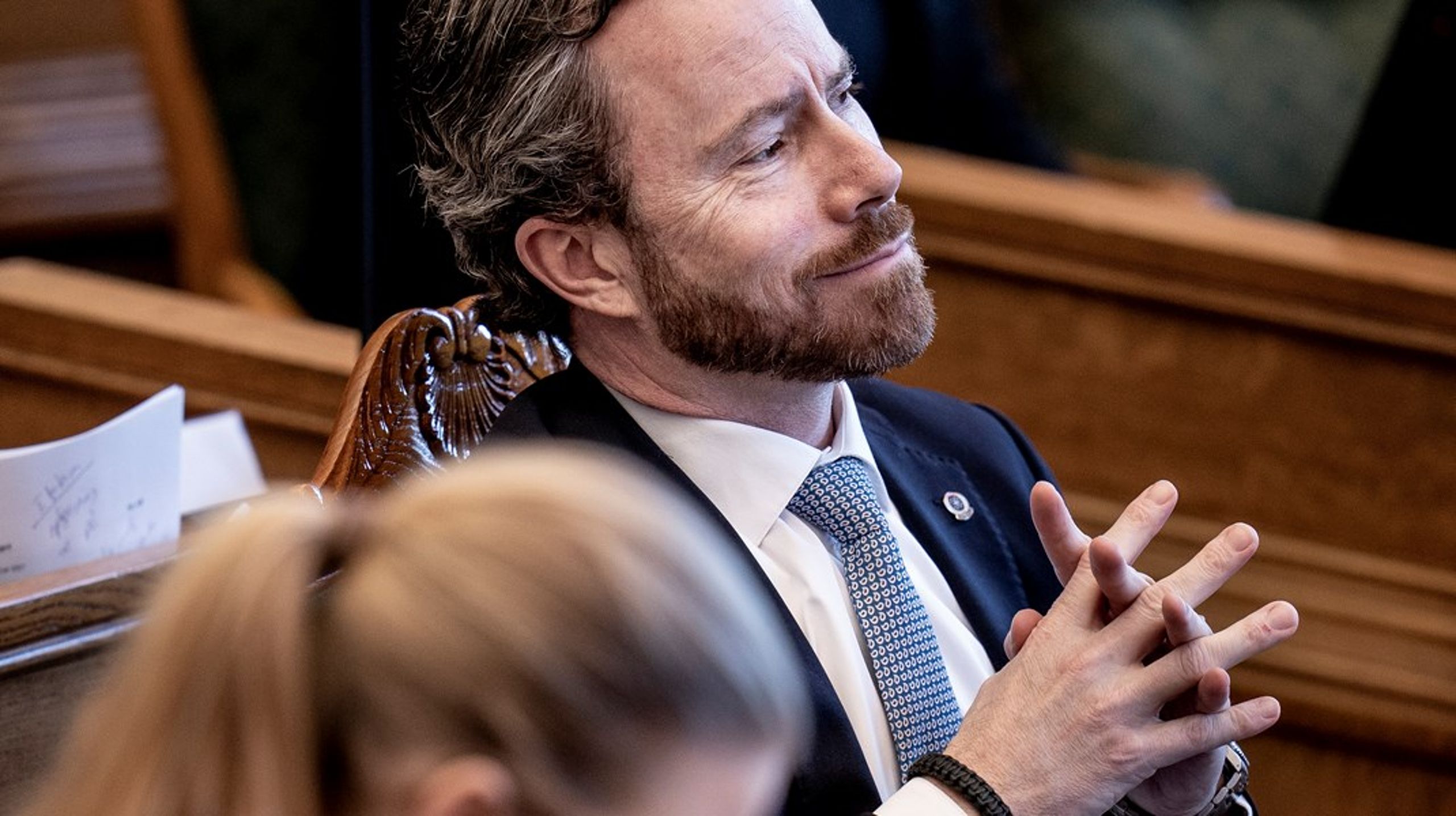 Mads Fuglede ligner efter de eneste ugers solointerviews en rystende klodset politisk jubelamatør, der ikke kan se en møgsag, uden han partout skal hen og rulle sig i den, skriver Jarl Cordua.