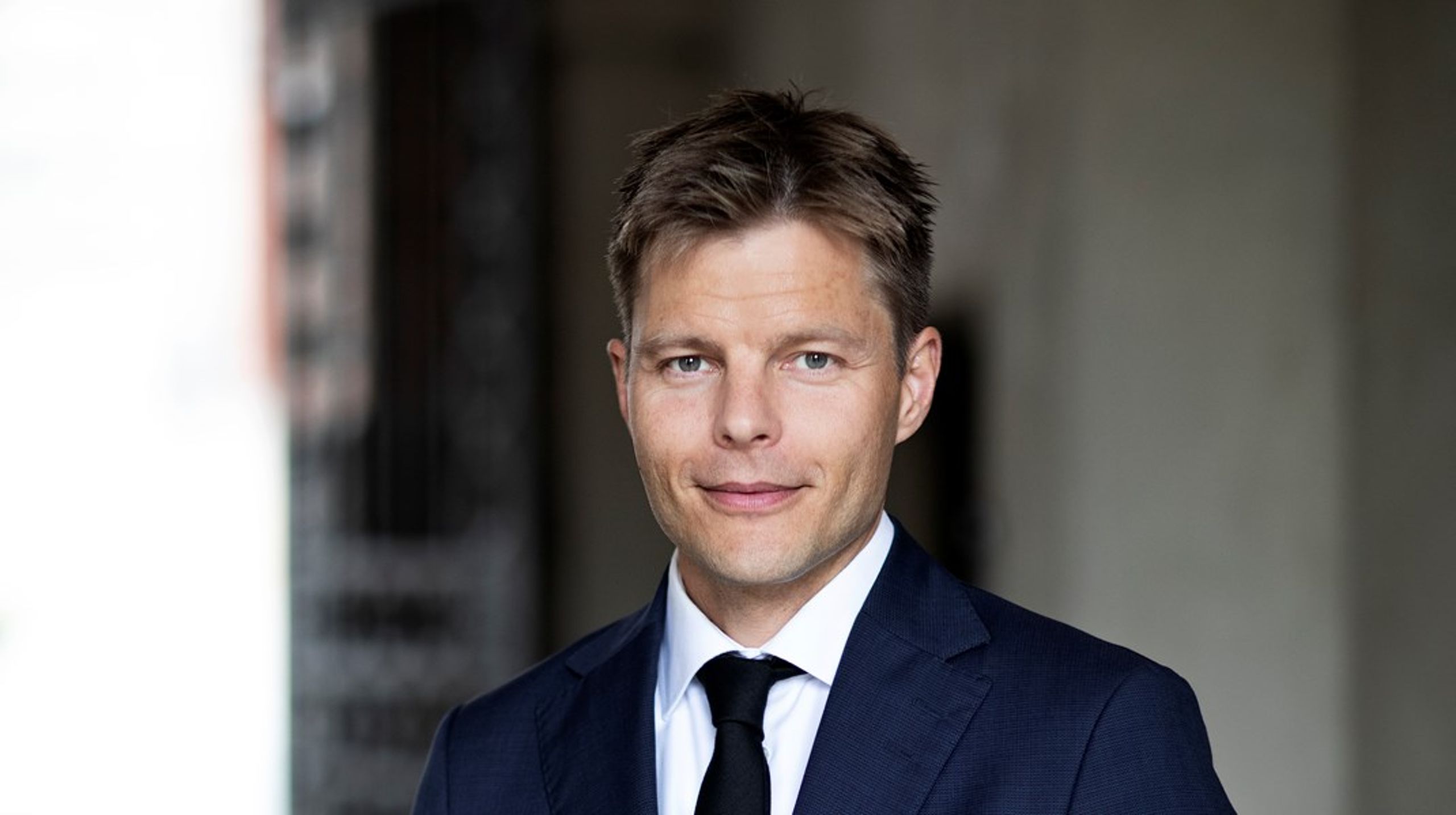 På årsbasis forsinkes danske køretøjer med 83 millioner timer. Det svarer ifølge Jesper Kronborg til 68.000 fuldtidsstillinger eller et samfundsøkonomisk tab på cirka 26 milliarder kroner om året.