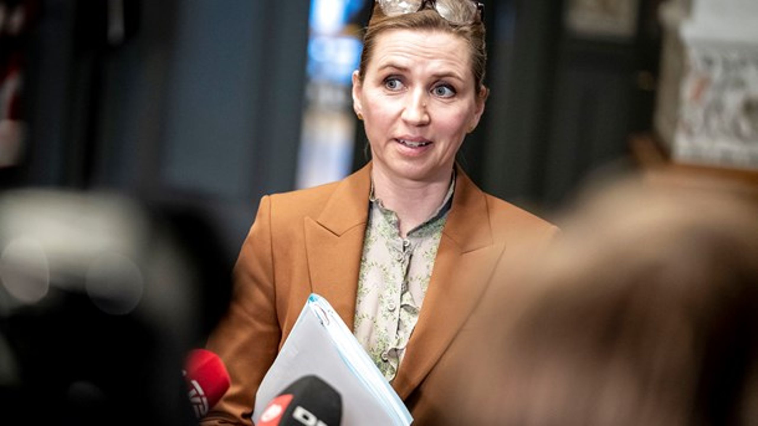 Alt i alt sagde Mette Frederiksen ved pressemødet tirsdag&nbsp;langt fra, at de danske børn i Syrien er på vej hjem. Men hvis man skifter position i en lang, glidende bevægelse, er det sværere at få øje på.&nbsp;